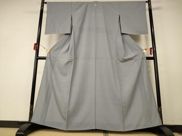 ■■■　サイズ　■■■ 身丈 160.5cm（肩から） 裄丈 64.5cm 袖丈 48.5cm　縫込み 5cm 袖幅 32.5cm 前幅 25cm 後幅 31.5cm 着物縫いこみ 内揚げ 5.5cm 裄 お袖側 約3cm　身頃側 約1.5cm ■■■　商品詳細　■■■ 【正絹・一つ紋】 状態は特に目立ったシミ汚れなどもなく大変良い状態です。 大変上質な逸品になります。 お安く出品致しますので、是非この機会にいかがでしょうか？ ■■■　注意事項　■■■ ■モニター発色の具合により色合いが異なる場合がございます。 ■寸法は多少の誤差が生じる場合がございますのでご了承ください。 ■縫込みの長さが左右非対称の場合は短い部分を記載しております。 左右非対称であってもご返品・お値引き等の保証は出来かねますので、ご了承の上ご購入をお願い致します。 ■シミ等のチェックには注意を払っておりますが、見落としがある場合もございますし、個人の見解も様々ですので神経質な方のご購入はお控えください。 ■箪笥に入っておりました着物や帯なので畳みシワや匂いがあるものもございます。 ■お休みは基本的に土日祝となりますが、その他臨時でお休みする場合がございますのでご了承ください。 ■商品の発送は平日のみの発送となります。 ■夜間と土曜、日曜日はお問い合わせの回答が遅れる場合がございます。 ■当店では、お直し、紋入れ、お手入れ等は承っておりません。 ■生地の状態（ヤケ、経年劣化等）によってはサイズ直しが出来ない場合がございます。 その点もどうかご了承のうえ、ご購入をお願いいたします。 ■弊社で取り扱う商品は一点ものにつき、時期や在庫状況に応じて金額が変更となる場合がございます。 ■検針は行っておりません。予めご了承いただきますようお願いいたします。 ■【洗える着物】と記載のある商品におきましては、商品お届け後に洗濯を行ってしまってからのご返品にはご対応しかねます。 念の為、専門店でのお手入れをお願いいたします。 ■着物のサイズ目安は下記を参考ください↓ ＜女性着物＞　お端折り次第で＋5cm　−1cmが着用可能サイズ 　例）身丈170cmの場合、身長160cm〜175cm ＜男性着物＞　身丈＋約25cm〜27cm程が適応身長 　例）身丈155cmの場合、身長180〜182cm