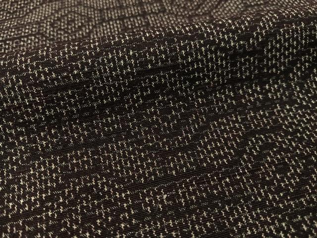 ■■■　サイズ　■■■ 身丈 150cm（肩から） 裄丈 62.5cm 袖丈 45cm　縫込み 6cm 袖幅 32cm 前幅 25cm 後幅 30cm 着物縫いこみ 内揚げ 4cm 裄 お袖側 約4cm　身頃側 約4.5cm ■■■　商品詳細　■■■ 【正絹】 状態は特に目立ったシミ汚れなどもなく大変良い状態です。 大変上質な逸品になります。 お安く出品致しますので、是非この機会にいかがでしょうか？ ■■■　注意事項　■■■ ■モニター発色の具合により色合いが異なる場合がございます。 ■寸法は多少の誤差が生じる場合がございますのでご了承ください。 ■縫込みの長さが左右非対称の場合は短い部分を記載しております。 左右非対称であってもご返品・お値引き等の保証は出来かねますので、ご了承の上ご購入をお願い致します。 ■シミ等のチェックには注意を払っておりますが、見落としがある場合もございますし、個人の見解も様々ですので神経質な方のご購入はお控えください。 ■箪笥に入っておりました着物や帯なので畳みシワや匂いがあるものもございます。 ■お休みは基本的に土日祝となりますが、その他臨時でお休みする場合がございますのでご了承ください。 ■商品の発送は平日のみの発送となります。 ■夜間と土曜、日曜日はお問い合わせの回答が遅れる場合がございます。 ■当店では、お直し、紋入れ、お手入れ等は承っておりません。 ■生地の状態（ヤケ、経年劣化等）によってはサイズ直しが出来ない場合がございます。 その点もどうかご了承のうえ、ご購入をお願いいたします。 ■弊社で取り扱う商品は一点ものにつき、時期や在庫状況に応じて金額が変更となる場合がございます。 ■検針は行っておりません。予めご了承いただきますようお願いいたします。 ■【洗える着物】と記載のある商品におきましては、商品お届け後に洗濯を行ってしまってからのご返品にはご対応しかねます。 念の為、専門店でのお手入れをお願いいたします。 ■着物のサイズ目安は下記を参考ください↓ ＜女性着物＞　お端折り次第で＋5cm　−1cmが着用可能サイズ 　例）身丈170cmの場合、身長160cm〜175cm ＜男性着物＞　身丈＋約25cm〜27cm程が適応身長 　例）身丈155cmの場合、身長180〜182cm