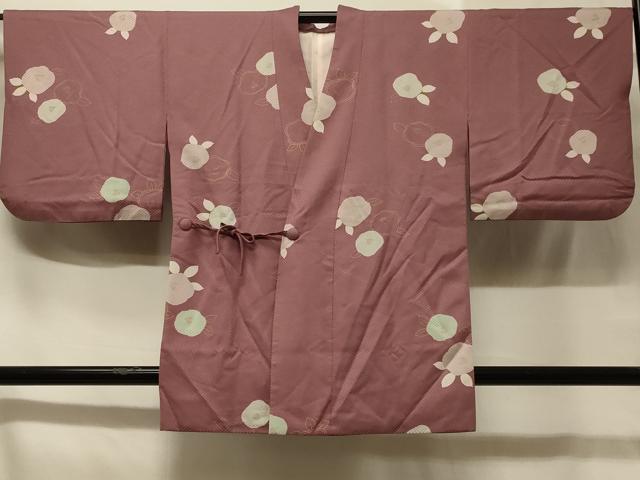 ■■■　サイズ　■■■ 身丈 88cm（肩から） 裄丈 67cm 袖丈 46cm　縫込み 2cm 袖幅 34.5cm 前幅 28.5cm 後幅 30cm 裄 お袖側 約2.5cm　身頃側 約4cm ■■■　商品詳細　■■■ 【正絹】 状態は特に目立ったシミ汚れなどもなく大変良い状態です。 大変上質な逸品になります。 お安く出品致しますので、是非この機会にいかがでしょうか？ ■■■　注意事項　■■■ ■モニター発色の具合により色合いが異なる場合がございます。 ■寸法は多少の誤差が生じる場合がございますのでご了承ください。 ■縫込みの長さが左右非対称の場合は短い部分を記載しております。 左右非対称であってもご返品・お値引き等の保証は出来かねますので、ご了承の上ご購入をお願い致します。 ■シミ等のチェックには注意を払っておりますが、見落としがある場合もございますし、個人の見解も様々ですので神経質な方のご購入はお控えください。 ■箪笥に入っておりました着物や帯なので畳みシワや匂いがあるものもございます。 ■お休みは基本的に土日祝となりますが、その他臨時でお休みする場合がございますのでご了承ください。 ■商品の発送は平日のみの発送となります。 ■夜間と土曜、日曜日はお問い合わせの回答が遅れる場合がございます。 ■当店では、お直し、紋入れ、お手入れ等は承っておりません。 ■生地の状態（ヤケ、経年劣化等）によってはサイズ直しが出来ない場合がございます。 その点もどうかご了承のうえ、ご購入をお願いいたします。 ■弊社で取り扱う商品は一点ものにつき、時期や在庫状況に応じて金額が変更となる場合がございます。 ■検針は行っておりません。予めご了承いただきますようお願いいたします。 ■【洗える着物】と記載のある商品におきましては、商品お届け後に洗濯を行ってしまってからのご返品にはご対応しかねます。 念の為、専門店でのお手入れをお願いいたします。 ■着物のサイズ目安は下記を参考ください↓ ＜女性着物＞　お端折り次第で＋5cm　−1cmが着用可能サイズ 　例）身丈170cmの場合、身長160cm〜175cm ＜男性着物＞　身丈＋約25cm〜27cm程が適応身長 　例）身丈155cmの場合、身長180〜182cm