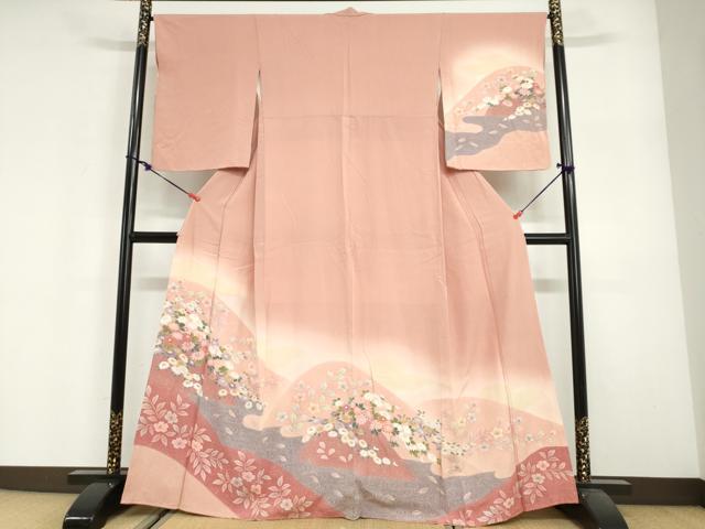 ■■■　サイズ　■■■ 身丈 162cm（肩から） 裄丈 66cm 袖丈 51cm　縫込み 5cm 袖幅 34.5cm 前幅 25cm 後幅 29cm 着物縫いこみ 内揚げ 6cm 裄 お袖側 約2cm　身頃側 約4cm ■■■　商品詳細　■■■ 【正絹】 状態は接写画像のように衿に薄い汚れがございますが その他特に目立ったシミ汚れなどもなく大変良い状態です。 大変上質な逸品になります。 お安く出品致しますので、是非この機会にいかがでしょうか？ ※若干たたみシワがございます。 ■■■　注意事項　■■■ ■モニター発色の具合により色合いが異なる場合がございます。 ■寸法は多少の誤差が生じる場合がございますのでご了承ください。 ■縫込みの長さが左右非対称の場合は短い部分を記載しております。 左右非対称であってもご返品・お値引き等の保証は出来かねますので、ご了承の上ご購入をお願い致します。 ■シミ等のチェックには注意を払っておりますが、見落としがある場合もございますし、個人の見解も様々ですので神経質な方のご購入はお控えください。 ■箪笥に入っておりました着物や帯なので畳みシワや匂いがあるものもございます。 ■お休みは基本的に土日祝となりますが、その他臨時でお休みする場合がございますのでご了承ください。 ■商品の発送は平日のみの発送となります。 ■夜間と土曜、日曜日はお問い合わせの回答が遅れる場合がございます。 ■当店では、お直し、紋入れ、お手入れ等は承っておりません。 ■生地の状態（ヤケ、経年劣化等）によってはサイズ直しが出来ない場合がございます。 その点もどうかご了承のうえ、ご購入をお願いいたします。 ■弊社で取り扱う商品は一点ものにつき、時期や在庫状況に応じて金額が変更となる場合がございます。 ■検針は行っておりません。予めご了承いただきますようお願いいたします。 ■【洗える着物】と記載のある商品におきましては、商品お届け後に洗濯を行ってしまってからのご返品にはご対応しかねます。 念の為、専門店でのお手入れをお願いいたします。 ■写真に写っている物が全てになります。それ以外の付属品はございませんのでご了承ください。 ■状態に関する写真につきましては、掲載可能な写真枚数に限りがあるため、各箇所につき1枚参考画像を掲載しております。 ■着物のサイズ目安は下記を参考ください↓ ＜女性着物＞　お端折り次第で＋5cm　－1cmが着用可能サイズ 　例）身丈170cmの場合、身長160cm～175cm ＜男性着物＞　身丈＋約25cm～27cm程が適応身長 　例）身丈155cmの場合、身長180～182cm