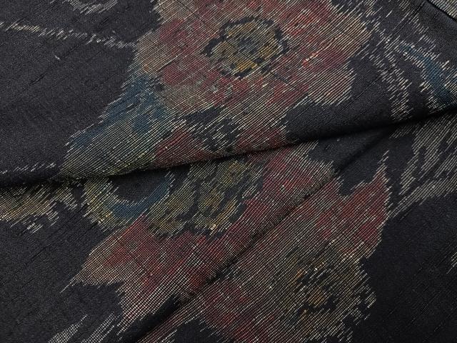 ■■■　サイズ　■■■ 身丈 151cm（肩から） 裄丈 63cm 袖丈 45cm　縫込み 2cm 袖幅 32cm 前幅 24cm 後幅 28cm 着物縫いこみ 内揚げ 0cm 裄 お袖側 約3cm　身頃側 約4cm ■■■　商品詳細　■■■ 【正絹】 状態は接写画像のように衿裏・胴裏・衿山に薄い汚れがございますが その他特に目立ったシミ汚れなどもなく大変良い状態です。 大変上質な逸品になります。 お安く出品致しますので、是非この機会にいかがでしょうか？ ■■■　注意事項　■■■ ■モニター発色の具合により色合いが異なる場合がございます。 ■寸法は多少の誤差が生じる場合がございますのでご了承ください。 ■縫込みの長さが左右非対称の場合は短い部分を記載しております。 左右非対称であってもご返品・お値引き等の保証は出来かねますので、ご了承の上ご購入をお願い致します。 ■シミ等のチェックには注意を払っておりますが、見落としがある場合もございますし、個人の見解も様々ですので神経質な方のご購入はお控えください。 ■箪笥に入っておりました着物や帯なので畳みシワや匂いがあるものもございます。 ■お休みは基本的に土日祝となりますが、その他臨時でお休みする場合がございますのでご了承ください。 ■商品の発送は平日のみの発送となります。 ■夜間と土曜、日曜日はお問い合わせの回答が遅れる場合がございます。 ■当店では、お直し、紋入れ、お手入れ等は承っておりません。 ■生地の状態（ヤケ、経年劣化等）によってはサイズ直しが出来ない場合がございます。 その点もどうかご了承のうえ、ご購入をお願いいたします。 ■弊社で取り扱う商品は一点ものにつき、時期や在庫状況に応じて金額が変更となる場合がございます。 ■検針は行っておりません。予めご了承いただきますようお願いいたします。 ■【洗える着物】と記載のある商品におきましては、商品お届け後に洗濯を行ってしまってからのご返品にはご対応しかねます。 念の為、専門店でのお手入れをお願いいたします。 ■着物のサイズ目安は下記を参考ください↓ ＜女性着物＞　お端折り次第で＋5cm　−1cmが着用可能サイズ 　例）身丈170cmの場合、身長160cm〜175cm ＜男性着物＞　身丈＋約25cm〜27cm程が適応身長 　例）身丈155cmの場合、身長180〜182cm