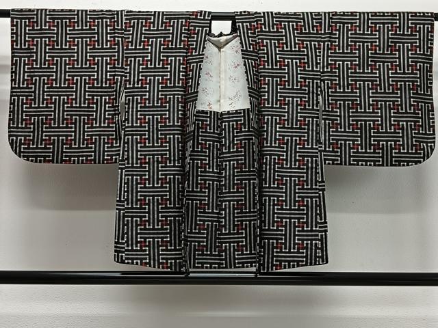 ■■■　サイズ　■■■ 身丈 73.5cm（肩から） 裄丈 63cm 袖丈 47cm　縫込み 3.5cm 袖幅 33cm 前幅 17cm 後幅 28.5cm 裄 お袖側 約1.5cm　身頃側 約3cm ■■■　商品詳細　■■■ 【正絹】 状態は接写画像のように後身頃・右袖前・羽裏に汚れがございますが その他特に目立ったシミ汚れなどもなく大変良い状態です。 秋名バラ柄の「バラ」は琉球語でザルを意味します。 東シナ海に面した「秋名」地区で琉球服属時代に生活用具の竹で編んだ 「サンバラ」と呼ばれるザルをモチーフにして作られていったものがこの柄です。 車輪梅と泥で染めた黒い地糸と絣糸を使用し、 黒のザルの格子柄に十文字を交差させた模様を中心としています。 全体的に黒を基調に落ち着いた雰囲気が特徴で、 近づいた時に見える格子柄の中の十字がアクセントとなり、 味わいのある深みと上品な華やかさを演出しています。 この柄も百年以上続く代表的な柄で、 長羽織や塵よけコートとしても、今でもとても人気があります。 大変上質な逸品になります。 お安く出品致しますので、是非この機会にいかがでしょうか？ ■■■　注意事項　■■■ ■モニター発色の具合により色合いが異なる場合がございます。 ■寸法は多少の誤差が生じる場合がございますのでご了承ください。 ■縫込みの長さが左右非対称の場合は短い部分を記載しております。 左右非対称であってもご返品・お値引き等の保証は出来かねますので、ご了承の上ご購入をお願い致します。 ■シミ等のチェックには注意を払っておりますが、見落としがある場合もございますし、個人の見解も様々ですので神経質な方のご購入はお控えください。 ■箪笥に入っておりました着物や帯なので畳みシワや匂いがあるものもございます。 ■お休みは基本的に土日祝となりますが、その他臨時でお休みする場合がございますのでご了承ください。 ■商品の発送は平日のみの発送となります。 ■夜間と土曜、日曜日はお問い合わせの回答が遅れる場合がございます。 ■当店では、お直し、紋入れ、お手入れ等は承っておりません。 ■生地の状態（ヤケ、経年劣化等）によってはサイズ直しが出来ない場合がございます。 その点もどうかご了承のうえ、ご購入をお願いいたします。 ■弊社で取り扱う商品は一点ものにつき、時期や在庫状況に応じて金額が変更となる場合がございます。 ■検針は行っておりません。予めご了承いただきますようお願いいたします。 ■【洗える着物】と記載のある商品におきましては、商品お届け後に洗濯を行ってしまってからのご返品にはご対応しかねます。 念の為、専門店でのお手入れをお願いいたします。 ■着物のサイズ目安は下記を参考ください↓ ＜女性着物＞　お端折り次第で＋5cm　−1cmが着用可能サイズ 　例）身丈170cmの場合、身長160cm〜175cm ＜男性着物＞　身丈＋約25cm〜27cm程が適応身長 　例）身丈155cmの場合、身長180〜182cm