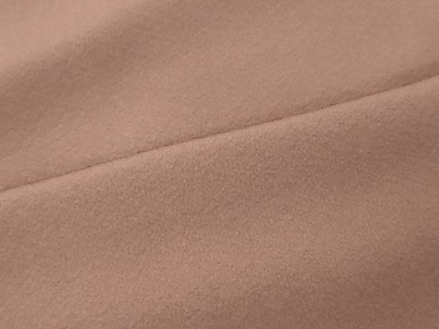 ■■■　サイズ　■■■ 身丈 154cm（肩から） 裄丈 63cm 袖丈 44.5cm　縫込み 6cm 袖幅 33cm 前幅 25.5cm 後幅 31cm 着物縫いこみ 内揚げ 6.5cm 裄 お袖側 約4cm　身頃側 約4cm ■■■　商品詳細　■■■ 【正絹・一つ紋・未使用】 状態は特に目立ったシミ汚れなどもなく大変良い状態です。 大変上質な逸品になります。 お安く出品致しますので、是非この機会にいかがでしょうか？ ■■■　注意事項　■■■ ■モニター発色の具合により色合いが異なる場合がございます。 ■寸法は多少の誤差が生じる場合がございますのでご了承ください。 ■縫込みの長さが左右非対称の場合は短い部分を記載しております。 左右非対称であってもご返品・お値引き等の保証は出来かねますので、ご了承の上ご購入をお願い致します。 ■シミ等のチェックには注意を払っておりますが、見落としがある場合もございますし、個人の見解も様々ですので神経質な方のご購入はお控えください。 ■箪笥に入っておりました着物や帯なので畳みシワや匂いがあるものもございます。 ■お休みは基本的に土日祝となりますが、その他臨時でお休みする場合がございますのでご了承ください。 ■商品の発送は平日のみの発送となります。 ■夜間と土曜、日曜日はお問い合わせの回答が遅れる場合がございます。 ■当店では、お直し、紋入れ、お手入れ等は承っておりません。 ■生地の状態（ヤケ、経年劣化等）によってはサイズ直しが出来ない場合がございます。 その点もどうかご了承のうえ、ご購入をお願いいたします。 ■弊社で取り扱う商品は一点ものにつき、時期や在庫状況に応じて金額が変更となる場合がございます。 ■検針は行っておりません。予めご了承いただきますようお願いいたします。 ■【洗える着物】と記載のある商品におきましては、商品お届け後に洗濯を行ってしまってからのご返品にはご対応しかねます。 念の為、専門店でのお手入れをお願いいたします。 ■着物のサイズ目安は下記を参考ください↓ ＜女性着物＞　お端折り次第で＋5cm　−1cmが着用可能サイズ 　例）身丈170cmの場合、身長160cm〜175cm ＜男性着物＞　身丈＋約25cm〜27cm程が適応身長 　例）身丈155cmの場合、身長180〜182cm