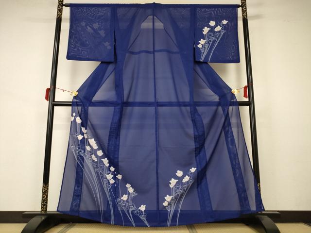 ■■■　サイズ　■■■ 身丈 161.5cm（肩から） 裄丈 64cm 袖丈 49cm　縫込み 2.5cm 袖幅 33cm 前幅 24.5cm 後幅 30.5cm 着物縫いこみ 内揚げ 0cm 裄 お袖側 約1.5cm　身頃側 約2.5cm ■■■　商品詳細　■■■ 【化繊】 状態は接写画像のように衿山に薄い汚れがございますが その他特に目立ったシミ汚れなどもなく大変良い状態です。 お安く出品致しますので、是非この機会にいかがでしょうか？ ■■■　注意事項　■■■ ■モニター発色の具合により色合いが異なる場合がございます。 ■寸法は多少の誤差が生じる場合がございますのでご了承ください。 ■縫込みの長さが左右非対称の場合は短い部分を記載しております。 左右非対称であってもご返品・お値引き等の保証は出来かねますので、ご了承の上ご購入をお願い致します。 ■シミ等のチェックには注意を払っておりますが、見落としがある場合もございますし、個人の見解も様々ですので神経質な方のご購入はお控えください。 ■箪笥に入っておりました着物や帯なので畳みシワや匂いがあるものもございます。 ■お休みは基本的に土日祝となりますが、その他臨時でお休みする場合がございますのでご了承ください。 ■商品の発送は平日のみの発送となります。 ■夜間と土曜、日曜日はお問い合わせの回答が遅れる場合がございます。 ■当店では、お直し、紋入れ、お手入れ等は承っておりません。 ■生地の状態（ヤケ、経年劣化等）によってはサイズ直しが出来ない場合がございます。 その点もどうかご了承のうえ、ご購入をお願いいたします。 ■弊社で取り扱う商品は一点ものにつき、時期や在庫状況に応じて金額が変更となる場合がございます。 ■検針は行っておりません。予めご了承いただきますようお願いいたします。 ■【洗える着物】と記載のある商品におきましては、商品お届け後に洗濯を行ってしまってからのご返品にはご対応しかねます。 念の為、専門店でのお手入れをお願いいたします。 ■着物のサイズ目安は下記を参考ください↓ ＜女性着物＞　お端折り次第で＋5?　−10?が着用可能サイズ 　例）身丈170?の場合、身長160?〜175? ＜男性着物＞　身丈＋約25?〜27?程が適応身長 　例）身丈155?の場合、身長180〜182?