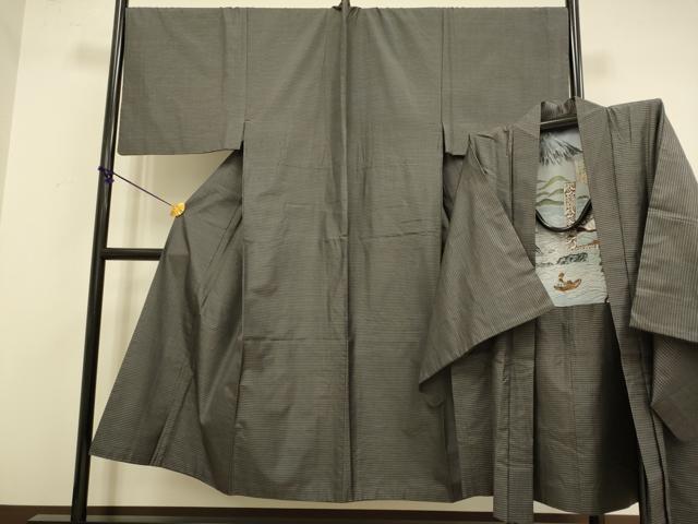 ■■■　サイズ　■■■ 【着物】 身丈 143cm（肩から） 裄丈 72cm 袖丈 48cm 袖幅 38cm 前幅 26.5cm 後幅 30.5cm 着物縫いこみ 内揚げ 7cm 裄 お袖側 約 2cm　身頃側 約 5cm 【羽織】 身丈 89cm（肩から） 裄丈 72.5cm 袖丈 48.5cm 袖幅 38.5cm 前幅 19cm 後幅 30.5cm 裄 お袖側 約 2cm　身頃側 約 5cm ■■■　商品詳細　■■■ 【正絹】 状態は特に目立ったシミ汚れなどもなく大変良い状態です。 大変上質な極上の逸品になります。 お安く出品致しますので、是非この機会にいかがでしょうか？ ■■■　注意事項　■■■ ■モニター発色の具合により色合いが異なる場合がございます。 ■寸法は多少の誤差が生じる場合がございますのでご了承ください。 ■縫込みの長さが左右非対称の場合は短い部分を記載しております。 左右非対称であってもご返品・お値引き等の保証は出来かねますので、ご了承の上ご購入をお願い致します。 ■シミ等のチェックには注意を払っておりますが、見落としがある場合もございますし、個人の見解も様々ですので神経質な方のご購入はお控えください。 ■箪笥に入っておりました着物や帯なので畳みシワや匂いがあるものもございます。 ■お休みは基本的に土日祝となりますが、その他臨時でお休みする場合がございますのでご了承ください。 ■商品の発送は平日のみの発送となります。 ■夜間と土曜、日曜日はお問い合わせの回答が遅れる場合がございます。 ■当店では、お直し、紋入れ、お手入れ等は承っておりません。 ■生地の状態（ヤケ、経年劣化等）によってはサイズ直しが出来ない場合がございます。 その点もどうかご了承のうえ、ご購入をお願いいたします。 ■弊社で取り扱う商品は一点ものにつき、時期や在庫状況に応じて金額が変更となる場合がございます。 ■検針は行っておりません。予めご了承いただきますようお願いいたします。 ■【洗える着物】と記載のある商品におきましては、商品お届け後に洗濯を行ってしまってからのご返品にはご対応しかねます。 念の為、専門店でのお手入れをお願いいたします。 ■着物のサイズ目安は下記を参考ください↓ ＜女性着物＞　お端折り次第で＋5?　−10?が着用可能サイズ 　例）身丈170?の場合、身長160?〜175? ＜男性着物＞　身丈＋約25?〜27?程が適応身長 　例）身丈155?の場合、身長180〜182?