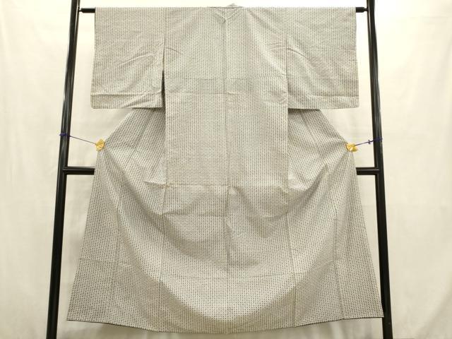 ■■■　サイズ　■■■ 身丈 150.5cm（肩から） 裄丈 61cm 袖丈 50.5cm　縫込み 3.5cm 袖幅 32.5cm 前幅 22.5cm 後幅 28cm 着物縫いこみ 内揚げ 5cm 裄 お袖側 約2.5cm　身頃側 約5cm ■■■　商品詳細　■■■ 【正絹】 状態は画像を添付しておりますので、そちらをご確認下さいますよう宜しくお願い致します。 大変上質な逸品になります。 お安く出品致しますので、是非この機会にいかがでしょうか？ ■■■　注意事項　■■■ ■モニター発色の具合により色合いが異なる場合がございます。 ■寸法は多少の誤差が生じる場合がございますのでご了承ください。 ■縫込みの長さが左右非対称の場合は短い部分を記載しております。 左右非対称であってもご返品・お値引き等の保証は出来かねますので、ご了承の上ご購入をお願い致します。 ■シミ等のチェックには注意を払っておりますが、見落としがある場合もございますし、個人の見解も様々ですので神経質な方のご購入はお控えください。 ■箪笥に入っておりました着物や帯なので畳みシワや匂いがあるものもございます。 ■お休みは基本的に土日祝となりますが、その他臨時でお休みする場合がございますのでご了承ください。 ■商品の発送は平日のみの発送となります。 ■夜間と土曜、日曜日はお問い合わせの回答が遅れる場合がございます。 ■当店では、お直し、紋入れ、お手入れ等は承っておりません。 ■生地の状態（ヤケ、経年劣化等）によってはサイズ直しが出来ない場合がございます。 その点もどうかご了承のうえ、ご購入をお願いいたします。 ■弊社で取り扱う商品は一点ものにつき、時期や在庫状況に応じて金額が変更となる場合がございます。 ■検針は行っておりません。予めご了承いただきますようお願いいたします。 ■【洗える着物】と記載のある商品におきましては、商品お届け後に洗濯を行ってしまってからのご返品にはご対応しかねます。 念の為、専門店でのお手入れをお願いいたします。 ■着物のサイズ目安は下記を参考ください↓ ＜女性着物＞　お端折り次第で＋5cm　−1cmが着用可能サイズ 　例）身丈170cmの場合、身長160cm〜175cm ＜男性着物＞　身丈＋約25cm〜27cm程が適応身長 　例）身丈155cmの場合、身長180〜182cm