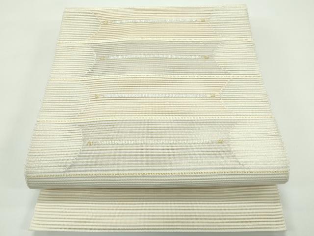 ■■■　サイズ　■■■ 長さ 362cm 幅 30.5cm程 ■■■　商品詳細　■■■ 【正絹】 状態は締めてはおりますが 特に目立ったシミ汚れなどもなく大変良い状態です。 大変上質な逸品になります。 お安く出品致しますので、是非この機会にいかがでしょうか？ ■■■　注意事項　■■■ ■モニター発色の具合により色合いが異なる場合がございます。 ■寸法は多少の誤差が生じる場合がございますのでご了承ください。 ■縫込みの長さが左右非対称の場合は短い部分を記載しております。 左右非対称であってもご返品・お値引き等の保証は出来かねますので、ご了承の上ご購入をお願い致します。 ■シミ等のチェックには注意を払っておりますが、見落としがある場合もございますし、個人の見解も様々ですので神経質な方のご購入はお控えください。 ■箪笥に入っておりました着物や帯なので畳みシワや匂いがあるものもございます。 ■お休みは基本的に土日祝となりますが、その他臨時でお休みする場合がございますのでご了承ください。 ■商品の発送は平日のみの発送となります。 ■夜間と土曜、日曜日はお問い合わせの回答が遅れる場合がございます。 ■当店では、お直し、紋入れ、お手入れ等は承っておりません。 ■生地の状態（ヤケ、経年劣化等）によってはサイズ直しが出来ない場合がございます。 その点もどうかご了承のうえ、ご購入をお願いいたします。 ■弊社で取り扱う商品は一点ものにつき、時期や在庫状況に応じて金額が変更となる場合がございます。 ■検針は行っておりません。予めご了承いただきますようお願いいたします。 ■【洗える着物】と記載のある商品におきましては、商品お届け後に洗濯を行ってしまってからのご返品にはご対応しかねます。 念の為、専門店でのお手入れをお願いいたします。 ■写真に写っている物が全てになります。それ以外の付属品はございませんのでご了承ください。 ■状態に関する写真につきましては、掲載可能な写真枚数に限りがあるため、各箇所につき1枚参考画像を掲載しております。 ■着物のサイズ目安は下記を参考ください↓ ＜女性着物＞　お端折り次第で＋5cm　－1cmが着用可能サイズ 　例）身丈170cmの場合、身長160cm～175cm ＜男性着物＞　身丈＋約25cm～27cm程が適応身長 　例）身丈155cmの場合、身長180～182cm