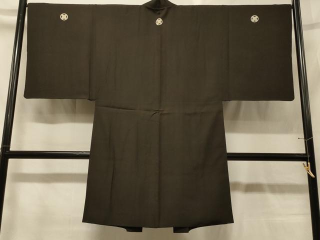 ■■■　サイズ　■■■ 身丈 106.5cm（肩から） 裄丈 67cm 袖丈 51cm　縫込み 4.5cm 袖幅 34cm 前幅 19cm 後幅 30.5cm 裄 お袖側 約0cm　身頃側 約3cm ■■■　商品詳細　■■■ 【正絹・五つ紋】 状態は接写画像のように表地にヤケ、後身頃・羽裏に薄い汚れがございます。 大変上質な逸品になりますのでぜひお手入れをされてお召しになられてはいかがでしょうか。お安く出品致しますので、是非この機会にいかがでしょうか？ ※若干保管臭がございます。 ■■■　注意事項　■■■ ■モニター発色の具合により色合いが異なる場合がございます。 ■寸法は多少の誤差が生じる場合がございますのでご了承ください。 ■縫込みの長さが左右非対称の場合は短い部分を記載しております。 左右非対称であってもご返品・お値引き等の保証は出来かねますので、ご了承の上ご購入をお願い致します。 ■シミ等のチェックには注意を払っておりますが、見落としがある場合もございますし、個人の見解も様々ですので神経質な方のご購入はお控えください。 ■箪笥に入っておりました着物や帯なので畳みシワや匂いがあるものもございます。 ■お休みは基本的に土日祝となりますが、その他臨時でお休みする場合がございますのでご了承ください。 ■商品の発送は平日のみの発送となります。 ■夜間と土曜、日曜日はお問い合わせの回答が遅れる場合がございます。 ■当店では、お直し、紋入れ、お手入れ等は承っておりません。 ■生地の状態（ヤケ、経年劣化等）によってはサイズ直しが出来ない場合がございます。 その点もどうかご了承のうえ、ご購入をお願いいたします。 ■弊社で取り扱う商品は一点ものにつき、時期や在庫状況に応じて金額が変更となる場合がございます。 ■検針は行っておりません。予めご了承いただきますようお願いいたします。 ■【洗える着物】と記載のある商品におきましては、商品お届け後に洗濯を行ってしまってからのご返品にはご対応しかねます。 念の為、専門店でのお手入れをお願いいたします。 ■写真に写っている物が全てになります。それ以外の付属品はございませんのでご了承ください。 ■状態に関する写真につきましては、掲載可能な写真枚数に限りがあるため、各箇所につき1枚参考画像を掲載しております。 ■着物のサイズ目安は下記を参考ください↓ ＜女性着物＞　お端折り次第で＋5cm　－1cmが着用可能サイズ 　例）身丈170cmの場合、身長160cm～175cm ＜男性着物＞　身丈＋約25cm～27cm程が適応身長 　例）身丈155cmの場合、身長180～182cm