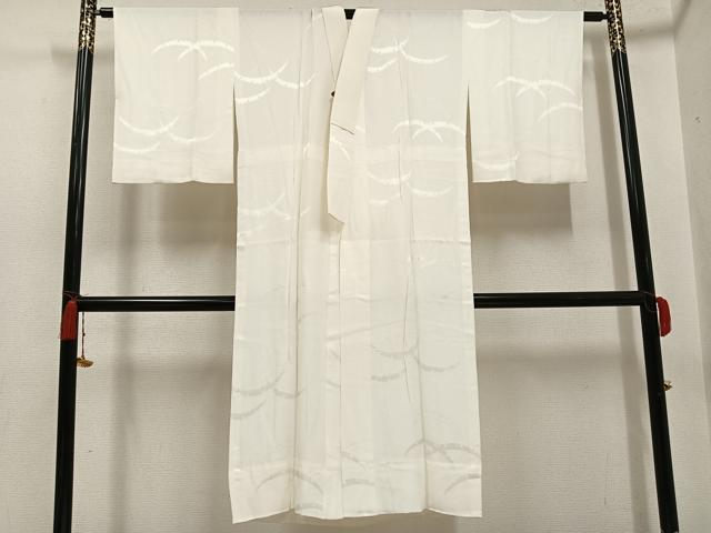 ■■■　サイズ　■■■ 身丈 127.5cm（肩から） 裄丈 64.5cm 袖丈 47cm　縫込み 5cm 袖幅 31cm 前幅 28.5cm 後幅 30.5cm 着物縫いこみ 内揚げ 3cm 裄 お袖側 約4cm　身頃側 約0cm ■■■　商品詳細　■■■ 【正絹】 状態は接写画像のように衿に薄い汚れがございますが その他特に目立ったシミ汚れなどもなく大変良い状態です。 大変上質な逸品になります。 お安く出品致しますので、是非この機会にいかがでしょうか？ ■■■　注意事項　■■■ ■モニター発色の具合により色合いが異なる場合がございます。 ■寸法は多少の誤差が生じる場合がございますのでご了承ください。 ■縫込みの長さが左右非対称の場合は短い部分を記載しております。 左右非対称であってもご返品・お値引き等の保証は出来かねますので、ご了承の上ご購入をお願い致します。 ■シミ等のチェックには注意を払っておりますが、見落としがある場合もございますし、個人の見解も様々ですので神経質な方のご購入はお控えください。 ■箪笥に入っておりました着物や帯なので畳みシワや匂いがあるものもございます。 ■お休みは基本的に土日祝となりますが、その他臨時でお休みする場合がございますのでご了承ください。 ■商品の発送は平日のみの発送となります。 ■夜間と土曜、日曜日はお問い合わせの回答が遅れる場合がございます。 ■当店では、お直し、紋入れ、お手入れ等は承っておりません。 ■生地の状態（ヤケ、経年劣化等）によってはサイズ直しが出来ない場合がございます。 その点もどうかご了承のうえ、ご購入をお願いいたします。 ■弊社で取り扱う商品は一点ものにつき、時期や在庫状況に応じて金額が変更となる場合がございます。 ■検針は行っておりません。予めご了承いただきますようお願いいたします。 ■【洗える着物】と記載のある商品におきましては、商品お届け後に洗濯を行ってしまってからのご返品にはご対応しかねます。 念の為、専門店でのお手入れをお願いいたします。 ■着物のサイズ目安は下記を参考ください↓ ＜女性着物＞　お端折り次第で＋5cm　−1cmが着用可能サイズ 　例）身丈170cmの場合、身長160cm〜175cm ＜男性着物＞　身丈＋約25cm〜27cm程が適応身長 　例）身丈155cmの場合、身長180〜182cm