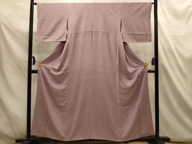 ■■■　サイズ　■■■ 身丈 154cm（肩から） 裄丈 64.5cm 袖丈 46cm　縫込み 6.5cm 袖幅 32.5cm 前幅 23.5cm 後幅 29.5cm 着物縫いこみ 内揚げ 2.5cm 裄 お袖側 約1.5cm　身頃側 約2cm ■■■　商品詳細　■■■ 【正絹】 状態は特に目立ったシミ汚れなどもなく大変良い状態です。 大変上質な逸品になります。 お安く出品致しますので、是非この機会にいかがでしょうか？ ■■■　注意事項　■■■ ■モニター発色の具合により色合いが異なる場合がございます。 ■寸法は多少の誤差が生じる場合がございますのでご了承ください。 ■縫込みの長さが左右非対称の場合は短い部分を記載しております。 左右非対称であってもご返品・お値引き等の保証は出来かねますので、ご了承の上ご購入をお願い致します。 ■シミ等のチェックには注意を払っておりますが、見落としがある場合もございますし、個人の見解も様々ですので神経質な方のご購入はお控えください。 ■箪笥に入っておりました着物や帯なので畳みシワや匂いがあるものもございます。 ■お休みは基本的に土日祝となりますが、その他臨時でお休みする場合がございますのでご了承ください。 ■商品の発送は平日のみの発送となります。 ■夜間と土曜、日曜日はお問い合わせの回答が遅れる場合がございます。 ■当店では、お直し、紋入れ、お手入れ等は承っておりません。 ■生地の状態（ヤケ、経年劣化等）によってはサイズ直しが出来ない場合がございます。 その点もどうかご了承のうえ、ご購入をお願いいたします。 ■弊社で取り扱う商品は一点ものにつき、時期や在庫状況に応じて金額が変更となる場合がございます。 ■検針は行っておりません。予めご了承いただきますようお願いいたします。 ■【洗える着物】と記載のある商品におきましては、商品お届け後に洗濯を行ってしまってからのご返品にはご対応しかねます。 念の為、専門店でのお手入れをお願いいたします。 ■写真に写っている物が全てになります。それ以外の付属品はございませんのでご了承ください。 ■状態に関する写真につきましては、掲載可能な写真枚数に限りがあるため、各箇所につき1枚参考画像を掲載しております。 ■着物のサイズ目安は下記を参考ください↓ ＜女性着物＞　お端折り次第で＋5cm　−1cmが着用可能サイズ 　例）身丈170cmの場合、身長160cm〜175cm ＜男性着物＞　身丈＋約25cm〜27cm程が適応身長 　例）身丈155cmの場合、身長180〜182cm