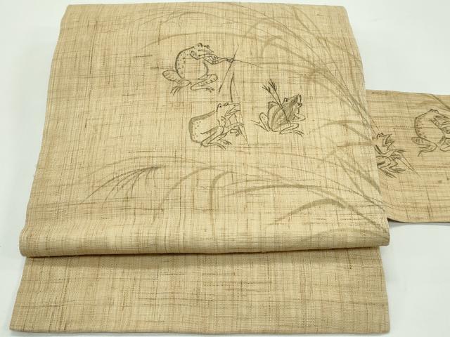 ■■■　サイズ　■■■ 長さ 372cm 幅 30cm程 ■■■　商品詳細　■■■ 【麻】 状態は接写画像のように たれ先上部・前柄にシミがございますが その他特に目立ったシミ汚れなどもなく大変良い状態です。 大変上質な逸品になります。 お安く出品致しますので、是非この機会にいかがでしょうか？ ■■■　注意事項　■■■ ■モニター発色の具合により色合いが異なる場合がございます。 ■寸法は多少の誤差が生じる場合がございますのでご了承ください。 ■縫込みの長さが左右非対称の場合は短い部分を記載しております。 左右非対称であってもご返品・お値引き等の保証は出来かねますので、ご了承の上ご購入をお願い致します。 ■シミ等のチェックには注意を払っておりますが、見落としがある場合もございますし、個人の見解も様々ですので神経質な方のご購入はお控えください。 ■箪笥に入っておりました着物や帯なので畳みシワや匂いがあるものもございます。 ■お休みは基本的に土日祝となりますが、その他臨時でお休みする場合がございますのでご了承ください。 ■商品の発送は平日のみの発送となります。 ■夜間と土曜、日曜日はお問い合わせの回答が遅れる場合がございます。 ■当店では、お直し、紋入れ、お手入れ等は承っておりません。 ■生地の状態（ヤケ、経年劣化等）によってはサイズ直しが出来ない場合がございます。 その点もどうかご了承のうえ、ご購入をお願いいたします。 ■弊社で取り扱う商品は一点ものにつき、時期や在庫状況に応じて金額が変更となる場合がございます。 ■検針は行っておりません。予めご了承いただきますようお願いいたします。 ■【洗える着物】と記載のある商品におきましては、商品お届け後に洗濯を行ってしまってからのご返品にはご対応しかねます。 念の為、専門店でのお手入れをお願いいたします。 ■写真に写っている物が全てになります。それ以外の付属品はございませんのでご了承ください。 ■状態に関する写真につきましては、掲載可能な写真枚数に限りがあるため、各箇所につき1枚参考画像を掲載しております。 ■着物のサイズ目安は下記を参考ください↓ ＜女性着物＞　お端折り次第で＋5cm　－1cmが着用可能サイズ 　例）身丈170cmの場合、身長160cm～175cm ＜男性着物＞　身丈＋約25cm～27cm程が適応身長 　例）身丈155cmの場合、身長180～182cm
