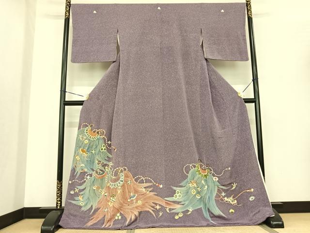 ■■■　サイズ　■■■ 身丈 169cm（肩から） 裄丈 67cm 袖丈 48cm　縫込み 1cm 袖幅 34cm 前幅 28cm 後幅 32cm 着物縫いこみ 内揚げ 7cm 裄 お袖側 約1cm　身頃側 約2cm ■■■　商品詳細　■■■ 【正絹・三つ紋・比翼仕立て】 状態は特に目立ったシミ汚れなどもなく大変良い状態です。 大変上質な逸品になります。 お安く出品致しますので、是非この機会にいかがでしょうか？ ■■■　注意事項　■■■ ■モニター発色の具合により色合いが異なる場合がございます。 ■寸法は多少の誤差が生じる場合がございますのでご了承ください。 ■縫込みの長さが左右非対称の場合は短い部分を記載しております。 左右非対称であってもご返品・お値引き等の保証は出来かねますので、ご了承の上ご購入をお願い致します。 ■シミ等のチェックには注意を払っておりますが、見落としがある場合もございますし、個人の見解も様々ですので神経質な方のご購入はお控えください。 ■箪笥に入っておりました着物や帯なので畳みシワや匂いがあるものもございます。 ■お休みは基本的に土日祝となりますが、その他臨時でお休みする場合がございますのでご了承ください。 ■商品の発送は平日のみの発送となります。 ■夜間と土曜、日曜日はお問い合わせの回答が遅れる場合がございます。 ■当店では、お直し、紋入れ、お手入れ等は承っておりません。 ■生地の状態（ヤケ、経年劣化等）によってはサイズ直しが出来ない場合がございます。 その点もどうかご了承のうえ、ご購入をお願いいたします。 ■弊社で取り扱う商品は一点ものにつき、時期や在庫状況に応じて金額が変更となる場合がございます。 ■検針は行っておりません。予めご了承いただきますようお願いいたします。 ■【洗える着物】と記載のある商品におきましては、商品お届け後に洗濯を行ってしまってからのご返品にはご対応しかねます。 念の為、専門店でのお手入れをお願いいたします。 ■着物のサイズ目安は下記を参考ください↓ ＜女性着物＞　お端折り次第で＋5cm　−1cmが着用可能サイズ 　例）身丈170cmの場合、身長160cm〜175cm ＜男性着物＞　身丈＋約25cm〜27cm程が適応身長 　例）身丈155cmの場合、身長180〜182cm