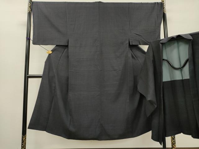 ■■■　サイズ　■■■ 【着物】 身丈 139.5cm（肩から） 裄丈 69cm 袖丈 47cm　縫込み 4cm 袖幅 34.5cm 前幅 24.5cm 後幅 30cm 着物縫いこみ 内揚げ 6cm 裄 お袖側 約2cm　身頃側 約1cm 【羽織】 身丈 84cm（肩から） 裄丈 69cm 袖丈 49cm　縫込み 2cm 袖幅 34.5cm 前幅 20.5cm 後幅 31cm 裄 お袖側 約0cm　身頃側 約0cm ■■■　商品詳細　■■■ 【正絹】 着物の状態は接写画像のように胴裏に糸解けがございますが その他表地は特に目立ったシミ汚れなどもなく大変良い状態です。 羽織の状態は接写画像のように羽裏に薄い汚れがございますが その他表地は特に目立ったシミ汚れなどもなく大変良い状態です。 大変上質な逸品になります。 お安く出品致しますので、是非この機会にいかがでしょうか？ ■■■　注意事項　■■■ ■モニター発色の具合により色合いが異なる場合がございます。 ■寸法は多少の誤差が生じる場合がございますのでご了承ください。 ■縫込みの長さが左右非対称の場合は短い部分を記載しております。 左右非対称であってもご返品・お値引き等の保証は出来かねますので、ご了承の上ご購入をお願い致します。 ■シミ等のチェックには注意を払っておりますが、見落としがある場合もございますし、個人の見解も様々ですので神経質な方のご購入はお控えください。 ■箪笥に入っておりました着物や帯なので畳みシワや匂いがあるものもございます。 ■お休みは基本的に土日祝となりますが、その他臨時でお休みする場合がございますのでご了承ください。 ■商品の発送は平日のみの発送となります。 ■夜間と土曜、日曜日はお問い合わせの回答が遅れる場合がございます。 ■当店では、お直し、紋入れ、お手入れ等は承っておりません。 ■生地の状態（ヤケ、経年劣化等）によってはサイズ直しが出来ない場合がございます。 その点もどうかご了承のうえ、ご購入をお願いいたします。 ■弊社で取り扱う商品は一点ものにつき、時期や在庫状況に応じて金額が変更となる場合がございます。 ■検針は行っておりません。予めご了承いただきますようお願いいたします。 ■【洗える着物】と記載のある商品におきましては、商品お届け後に洗濯を行ってしまってからのご返品にはご対応しかねます。 念の為、専門店でのお手入れをお願いいたします。 ■写真に写っている物が全てになります。それ以外の付属品はございませんのでご了承ください。 ■状態に関する写真につきましては、掲載可能な写真枚数に限りがあるため、各箇所につき1枚参考画像を掲載しております。 ■着物のサイズ目安は下記を参考ください↓ ＜女性着物＞　お端折り次第で＋5cm　－1cmが着用可能サイズ 　例）身丈170cmの場合、身長160cm～175cm ＜男性着物＞　身丈＋約25cm～27cm程が適応身長 　例）身丈155cmの場合、身長180～182cm