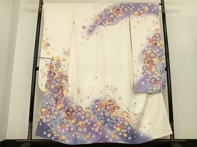 ■■■　サイズ　■■■ 身丈 154cm（肩から） 裄丈 65cm 袖丈 104cm　縫込み 13cm 袖幅 33cm 前幅 25cm 後幅 30cm 着物縫いこみ 内揚げ 11cm 裄 お袖側 約1.5cm　身頃側 約5cm ■■■　商品詳細　■■■ 【正絹】 状態は特に目立ったシミ汚れなどもなく大変良い状態です。 大変上質な逸品になります。 お安く出品致しますので、是非この機会にいかがでしょうか？ ■■■　注意事項　■■■ ■モニター発色の具合により色合いが異なる場合がございます。 ■寸法は多少の誤差が生じる場合がございますのでご了承ください。 ■縫込みの長さが左右非対称の場合は短い部分を記載しております。 左右非対称であってもご返品・お値引き等の保証は出来かねますので、ご了承の上ご購入をお願い致します。 ■シミ等のチェックには注意を払っておりますが、見落としがある場合もございますし、個人の見解も様々ですので神経質な方のご購入はお控えください。 ■箪笥に入っておりました着物や帯なので畳みシワや匂いがあるものもございます。 ■お休みは基本的に土日祝となりますが、その他臨時でお休みする場合がございますのでご了承ください。 ■商品の発送は平日のみの発送となります。 ■夜間と土曜、日曜日はお問い合わせの回答が遅れる場合がございます。 ■当店では、お直し、紋入れ、お手入れ等は承っておりません。 ■生地の状態（ヤケ、経年劣化等）によってはサイズ直しが出来ない場合がございます。 その点もどうかご了承のうえ、ご購入をお願いいたします。 ■弊社で取り扱う商品は一点ものにつき、時期や在庫状況に応じて金額が変更となる場合がございます。 ■検針は行っておりません。予めご了承いただきますようお願いいたします。 ■【洗える着物】と記載のある商品におきましては、商品お届け後に洗濯を行ってしまってからのご返品にはご対応しかねます。 念の為、専門店でのお手入れをお願いいたします。 ■着物のサイズ目安は下記を参考ください↓ ＜女性着物＞　お端折り次第で＋5cm　−1cmが着用可能サイズ 　例）身丈170cmの場合、身長160cm〜175cm ＜男性着物＞　身丈＋約25cm〜27cm程が適応身長 　例）身丈155cmの場合、身長180〜182cm