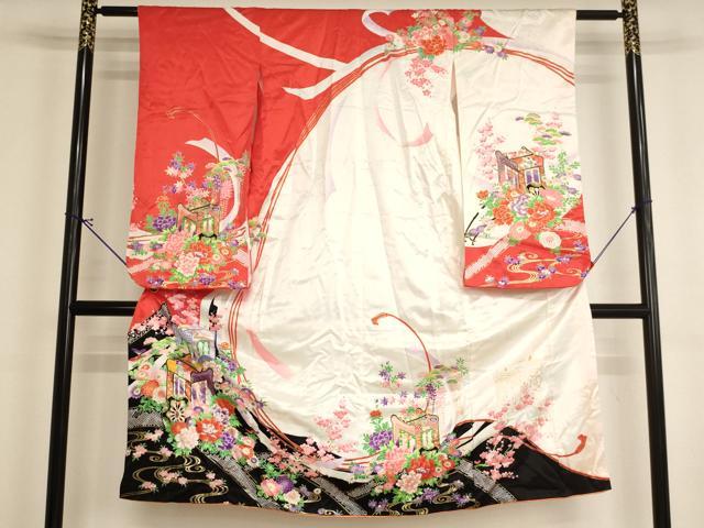 ■■■　サイズ　■■■ 【祝着】 身丈 130cm（肩から） 裄丈 54.5cm（肩上げ　0cm） 袖丈 74cm　縫込み 3.5cm 袖幅 30cm 前幅 20cm 後幅 25.5cm 着物縫いこみ 内揚げ 0cm （腰上げ　0cm） 裄 お袖側 約1.5cm　身頃側 約1cm ■■■　商品詳細　■■■ 着物【化繊】の状態は接写画像のように上前・下前・下前おくみ・衿・右袖に色移り、後身頃に汚れ、袖付に糸解けがございます。 お安く出品致しますので、是非この機会にいかがでしょうか？ ※若干たたみシワがございます。 ■■■　注意事項　■■■ ■モニター発色の具合により色合いが異なる場合がございます。 ■寸法は多少の誤差が生じる場合がございますのでご了承ください。 ■縫込みの長さが左右非対称の場合は短い部分を記載しております。 左右非対称であってもご返品・お値引き等の保証は出来かねますので、ご了承の上ご購入をお願い致します。 ■シミ等のチェックには注意を払っておりますが、見落としがある場合もございますし、個人の見解も様々ですので神経質な方のご購入はお控えください。 ■箪笥に入っておりました着物や帯なので畳みシワや匂いがあるものもございます。 ■お休みは基本的に土日祝となりますが、その他臨時でお休みする場合がございますのでご了承ください。 ■商品の発送は平日のみの発送となります。 ■夜間と土曜、日曜日はお問い合わせの回答が遅れる場合がございます。 ■当店では、お直し、紋入れ、お手入れ等は承っておりません。 ■生地の状態（ヤケ、経年劣化等）によってはサイズ直しが出来ない場合がございます。 その点もどうかご了承のうえ、ご購入をお願いいたします。 ■弊社で取り扱う商品は一点ものにつき、時期や在庫状況に応じて金額が変更となる場合がございます。 ■検針は行っておりません。予めご了承いただきますようお願いいたします。 ■【洗える着物】と記載のある商品におきましては、商品お届け後に洗濯を行ってしまってからのご返品にはご対応しかねます。 念の為、専門店でのお手入れをお願いいたします。 ■写真に写っている物が全てになります。それ以外の付属品はございませんのでご了承ください。 ■状態に関する写真につきましては、掲載可能な写真枚数に限りがあるため、各箇所につき1枚参考画像を掲載しております。 ■着物のサイズ目安は下記を参考ください↓ ＜女性着物＞　お端折り次第で＋5cm　－1cmが着用可能サイズ 　例）身丈170cmの場合、身長160cm～175cm ＜男性着物＞　身丈＋約25cm～27cm程が適応身長 　例）身丈155cmの場合、身長180～182cm