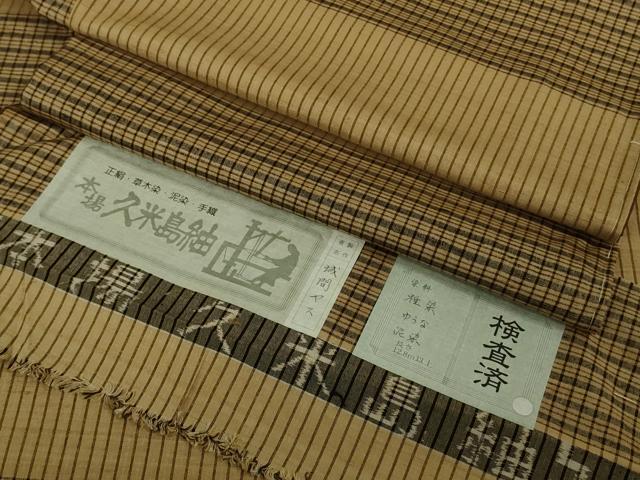 ■■■　サイズ　■■■ 身丈 159.5cm（肩から） 裄丈 64cm 袖丈 47cm 縫込み 5.5cm 袖幅 33cm 前幅 24cm 後幅 28.5cm 着物縫いこみ 内揚げ 6cm 裄 お袖側 約 3.5cm　身頃側 約 4.5cm ■■■　商品詳細　■■■ 【正絹・未使用】 状態は特に目立ったシミ汚れなどもなく大変良い状態です。 久米島紬は、蚕から取った真綿でつむいだ糸を原料糸として、 天然の草木、泥染めによって染色します。 織りは、手投杼を用いて丹念に手織りで織り上げます。 これらのすべては伝統を踏襲し、 一貫した手作業を一人の織子が行うところにあります。 したがって、久米島紬にはつくる人の想い入れが込められ、 紬糸のもつしなやかな風合いが着る人の着心地を満足させ、 さらに気品をかもし出します。 久米島紬は、昭和50年には、伝統工芸品として通産産業大臣の指定を受け、 昭和52年には県の無形文化財として指定され、 さらに平成16年には国の重要文化財として指定されました。 大変上質な極上の逸品になります。 お安く出品致しますので、是非この機会にいかがでしょうか？ ■■■　注意事項　■■■ ■モニター発色の具合により色合いが異なる場合がございます。 ■寸法は多少の誤差が生じる場合がございますのでご了承ください。 ■縫込みの長さが左右非対称の場合は短い部分を記載しております。 左右非対称であってもご返品・お値引き等の保証は出来かねますので、ご了承の上ご購入をお願い致します。 ■シミ等のチェックには注意を払っておりますが、見落としがある場合もございますし、個人の見解も様々ですので神経質な方のご購入はお控えください。 ■箪笥に入っておりました着物や帯なので畳みシワや匂いがあるものもございます。 ■お休みは基本的に土日祝となりますが、その他臨時でお休みする場合がございますのでご了承ください。 ■商品の発送は平日のみの発送となります。 ■夜間と土曜、日曜日はお問い合わせの回答が遅れる場合がございます。 ■当店では、お直し、紋入れ、お手入れ等は承っておりません。 ■生地の状態（ヤケ、経年劣化等）によってはサイズ直しが出来ない場合がございます。 その点もどうかご了承のうえ、ご購入をお願いいたします。 ■弊社で取り扱う商品は一点ものにつき、時期や在庫状況に応じて金額が変更となる場合がございます。 ■検針は行っておりません。予めご了承いただきますようお願いいたします。 ■【洗える着物】と記載のある商品におきましては、商品お届け後に洗濯を行ってしまってからのご返品にはご対応しかねます。 念の為、専門店でのお手入れをお願いいたします。 ■写真に写っている物が全てになります。 それ以外の付属品はございませんのでご了承ください。 ■着物のサイズ目安は下記を参考ください↓ ＜女性着物＞　お端折り次第で＋5cm　−10cmが着用可能サイズ 　例）身丈170cmの場合、身長160cm〜175cm ＜男性着物＞　身丈＋約25cm〜27cm程が適応身長 　例）身丈155cmの場合、身長180cm〜182cm