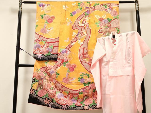 ■■■　サイズ　■■■ 【祝着】 身丈 129cm（肩から） 裄丈 50.5cm（肩上げ　3cm） 袖丈 73cm　縫込み 2cm 袖幅 30cm 前幅 18cm 後幅 28cm 着物縫いこみ 内揚げ 0cm （腰上げ　0cm） 裄 お袖側 約3.5cm　身頃側 約2cm 【長襦袢】 身丈 85.5cm（肩から） 裄丈 45cm（肩上げ　4.5cm） 袖丈 73.5cm　縫込み 1.5cm 袖幅 30.5cm 前幅 19cm 後幅 23cm 着物縫いこみ 内揚げ 0cm （腰上げ　6cm） 裄 お袖側 約2cm　身頃側 約1cm ■■■　商品詳細　■■■ 着物【正絹・重ね衿：取り外し可能】の 状態は接写画像のように重ね衿・胴裏に薄い汚れがございますがその他表地は特に目立ったシミ汚れなどもなく大変良い状態です。 長襦袢【化繊】の 状態は接写画像のように左袖後・裏地に薄い汚れがございますがその他特に目立ったシミ汚れなどもなく大変良い状態です。 大変上質な逸品になります。 お安く出品致しますので、是非この機会にいかがでしょうか？ ※襦袢の袖丈・袖幅が着物よりも大きい仕立てになっておりますので、ご確認の上ご入札くださいませ。 ■■■　注意事項　■■■ ■モニター発色の具合により色合いが異なる場合がございます。 ■寸法は多少の誤差が生じる場合がございますのでご了承ください。 ■縫込みの長さが左右非対称の場合は短い部分を記載しております。 左右非対称であってもご返品・お値引き等の保証は出来かねますので、ご了承の上ご購入をお願い致します。 ■シミ等のチェックには注意を払っておりますが、見落としがある場合もございますし、個人の見解も様々ですので神経質な方のご購入はお控えください。 ■箪笥に入っておりました着物や帯なので畳みシワや匂いがあるものもございます。 ■お休みは基本的に土日祝となりますが、その他臨時でお休みする場合がございますのでご了承ください。 ■商品の発送は平日のみの発送となります。 ■夜間と土曜、日曜日はお問い合わせの回答が遅れる場合がございます。 ■当店では、お直し、紋入れ、お手入れ等は承っておりません。 ■生地の状態（ヤケ、経年劣化等）によってはサイズ直しが出来ない場合がございます。 その点もどうかご了承のうえ、ご購入をお願いいたします。 ■弊社で取り扱う商品は一点ものにつき、時期や在庫状況に応じて金額が変更となる場合がございます。 ■検針は行っておりません。予めご了承いただきますようお願いいたします。 ■【洗える着物】と記載のある商品におきましては、商品お届け後に洗濯を行ってしまってからのご返品にはご対応しかねます。 念の為、専門店でのお手入れをお願いいたします。 ■写真に写っている物が全てになります。それ以外の付属品はございませんのでご了承ください。 ■着物のサイズ目安は下記を参考ください↓ ＜女性着物＞　お端折り次第で＋5cm　－1cmが着用可能サイズ 　例）身丈170cmの場合、身長160cm～175cm ＜男性着物＞　身丈＋約25cm～27cm程が適応身長 　例）身丈155cmの場合、身長180～182cm