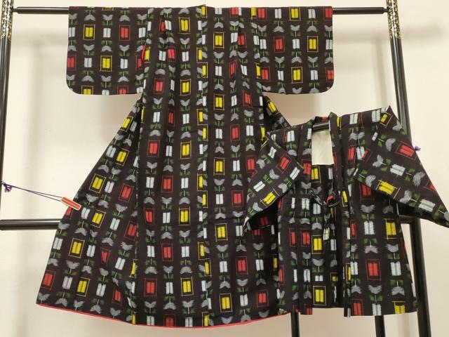 ■■■　サイズ　■■■ 【着物】 身丈 114cm（肩から） 裄丈 48cm（肩上げ　2.5cm） 袖丈 34cm　縫込み 2.5cm 袖幅 28cm 前幅 20cm 後幅 25cm 着物縫いこみ 内揚げ 0cm （腰上げ　0cm） 裄 お袖側 約4cm　身頃側 約2cm 【羽織】 身丈 60cm（肩から） 裄丈 49cm（肩上げ　2.5cm） 袖丈 33cm　縫込み 2cm 袖幅 28cm 前幅 19cm 後幅 26cm 着物縫いこみ 内揚げ 0cm （腰上げ　0cm） 裄 お袖側 約7cm　身頃側 約1cm ■■■　商品詳細　■■■ 着物・羽織【綿】のいずれも 状態は特に目立ったシミ汚れなどもなく大変良い状態です。 久留米絣(くるめかすり)は、日本三大絣の一つで 昭和51年には経済産業大臣指定伝統工芸品に指定された木綿を代表する織物です。 一口に絣と言っても製品になるまでの工程はくくり、染め、織りなど全30工程にも及びます。 また、「かすり」の語源は生地が織られる際に、 柄がかすれて見えることからその名が付いたと言われています。 久留米絣、最大の特徴はなんといっても経糸と緯糸を合わせて 複雑な柄を表現させる技術です。 かすりが持つ美しさや独特の風合いは熟練の職人の手によって生み出されます。 使用するほどに味が出て心地よくなる素材です。 大変上質な逸品になります。 お安く出品致しますので、是非この機会にいかがでしょうか？ ※着物の袖丈が羽織よりも大きい仕立てになっておりますので、ご確認の上ご入札くださいませ。 ■■■　注意事項　■■■ ■モニター発色の具合により色合いが異なる場合がございます。 ■寸法は多少の誤差が生じる場合がございますのでご了承ください。 ■縫込みの長さが左右非対称の場合は短い部分を記載しております。 左右非対称であってもご返品・お値引き等の保証は出来かねますので、ご了承の上ご購入をお願い致します。 ■シミ等のチェックには注意を払っておりますが、見落としがある場合もございますし、個人の見解も様々ですので神経質な方のご購入はお控えください。 ■箪笥に入っておりました着物や帯なので畳みシワや匂いがあるものもございます。 ■お休みは基本的に土日祝となりますが、その他臨時でお休みする場合がございますのでご了承ください。 ■商品の発送は平日のみの発送となります。 ■夜間と土曜、日曜日はお問い合わせの回答が遅れる場合がございます。 ■当店では、お直し、紋入れ、お手入れ等は承っておりません。 ■生地の状態（ヤケ、経年劣化等）によってはサイズ直しが出来ない場合がございます。 その点もどうかご了承のうえ、ご購入をお願いいたします。 ■弊社で取り扱う商品は一点ものにつき、時期や在庫状況に応じて金額が変更となる場合がございます。 ■検針は行っておりません。予めご了承いただきますようお願いいたします。 ■【洗える着物】と記載のある商品におきましては、商品お届け後に洗濯を行ってしまってからのご返品にはご対応しかねます。 念の為、専門店でのお手入れをお願いいたします。 ■写真に写っている物が全てになります。それ以外の付属品はございませんのでご了承ください。 ■着物のサイズ目安は下記を参考ください↓ ＜女性着物＞　お端折り次第で＋5cm　－1cmが着用可能サイズ 　例）身丈170cmの場合、身長160cm～175cm ＜男性着物＞　身丈＋約25cm～27cm程が適応身長 　例）身丈155cmの場合、身長180～182cm