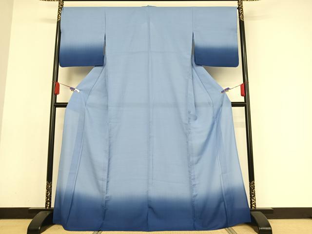 ■■■　サイズ　■■■ 身丈 169cm（肩から） 裄丈 67.5cm 袖丈 49.5cm　縫込み 1cm 袖幅 34cm 前幅 25cm 後幅 30.5cm 着物縫いこみ 内揚げ 1cm 裄 お袖側 約2cm　身頃側 約1cm ■■■　商品詳細　■■■ 【化繊】 状態は接写画像のように袖口にヤケ、衿山に薄い汚れ、衿先・背伏せにペン書きがございますが その他特に目立ったシミ汚れなどもなく大変良い状態です。 セオアルファとは、 汗をサッと吸い取り、すばやく発散。爽やかな肌触りです。 さらさらとしたドライ感で、清涼感のある着心地です。 適度なハリとコシで美しいシルエットを保ちます。 クールで、ドライ感が違います。 お安く出品致しますので、是非この機会にいかがでしょうか？ ■■■　注意事項　■■■ ■モニター発色の具合により色合いが異なる場合がございます。 ■寸法は多少の誤差が生じる場合がございますのでご了承ください。 ■縫込みの長さが左右非対称の場合は短い部分を記載しております。 左右非対称であってもご返品・お値引き等の保証は出来かねますので、ご了承の上ご購入をお願い致します。 ■シミ等のチェックには注意を払っておりますが、見落としがある場合もございますし、個人の見解も様々ですので神経質な方のご購入はお控えください。 ■箪笥に入っておりました着物や帯なので畳みシワや匂いがあるものもございます。 ■お休みは基本的に土日祝となりますが、その他臨時でお休みする場合がございますのでご了承ください。 ■商品の発送は平日のみの発送となります。 ■夜間と土曜、日曜日はお問い合わせの回答が遅れる場合がございます。 ■当店では、お直し、紋入れ、お手入れ等は承っておりません。 ■生地の状態（ヤケ、経年劣化等）によってはサイズ直しが出来ない場合がございます。 その点もどうかご了承のうえ、ご購入をお願いいたします。 ■弊社で取り扱う商品は一点ものにつき、時期や在庫状況に応じて金額が変更となる場合がございます。 ■検針は行っておりません。予めご了承いただきますようお願いいたします。 ■【洗える着物】と記載のある商品におきましては、商品お届け後に洗濯を行ってしまってからのご返品にはご対応しかねます。 念の為、専門店でのお手入れをお願いいたします。 ■着物のサイズ目安は下記を参考ください↓ ＜女性着物＞　お端折り次第で＋5?　−10?が着用可能サイズ 　例）身丈170?の場合、身長160?〜175? ＜男性着物＞　身丈＋約25?〜27?程が適応身長 　例）身丈155?の場合、身長180〜182?