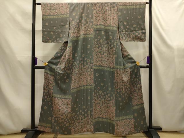 ■■■　サイズ　■■■ 身丈 158cm（肩から） 裄丈 62.5cm 袖丈 48cm　縫込み 8cm 袖幅 32cm 前幅 24cm 後幅 29.5cm 着物縫いこみ 内揚げ 3.5cm 裄 お袖側 約4.5cm　身頃側 約4.5cm ■■■　商品詳細　■■■ 【正絹】 状態は特に目立ったシミ汚れなどもなく大変良い状態です。 大変上質な逸品になります。 お安く出品致しますので、是非この機会にいかがでしょうか？ ■■■　注意事項　■■■ ■モニター発色の具合により色合いが異なる場合がございます。 ■寸法は多少の誤差が生じる場合がございますのでご了承ください。 ■縫込みの長さが左右非対称の場合は短い部分を記載しております。 左右非対称であってもご返品・お値引き等の保証は出来かねますので、ご了承の上ご購入をお願い致します。 ■シミ等のチェックには注意を払っておりますが、見落としがある場合もございますし、個人の見解も様々ですので神経質な方のご購入はお控えください。 ■箪笥に入っておりました着物や帯なので畳みシワや匂いがあるものもございます。 ■お休みは基本的に土日祝となりますが、その他臨時でお休みする場合がございますのでご了承ください。 ■商品の発送は平日のみの発送となります。 ■夜間と土曜、日曜日はお問い合わせの回答が遅れる場合がございます。 ■当店では、お直し、紋入れ、お手入れ等は承っておりません。 ■生地の状態（ヤケ、経年劣化等）によってはサイズ直しが出来ない場合がございます。 その点もどうかご了承のうえ、ご購入をお願いいたします。 ■弊社で取り扱う商品は一点ものにつき、時期や在庫状況に応じて金額が変更となる場合がございます。 ■検針は行っておりません。予めご了承いただきますようお願いいたします。 ■【洗える着物】と記載のある商品におきましては、商品お届け後に洗濯を行ってしまってからのご返品にはご対応しかねます。 念の為、専門店でのお手入れをお願いいたします。 ■写真に写っている物が全てになります。それ以外の付属品はございませんのでご了承ください。 ■状態に関する写真につきましては、掲載可能な写真枚数に限りがあるため、各箇所につき1枚参考画像を掲載しております。 ■着物のサイズ目安は下記を参考ください↓ ＜女性着物＞　お端折り次第で＋5cm　−1cmが着用可能サイズ 　例）身丈170cmの場合、身長160cm〜175cm ＜男性着物＞　身丈＋約25cm〜27cm程が適応身長 　例）身丈155cmの場合、身長180〜182cm