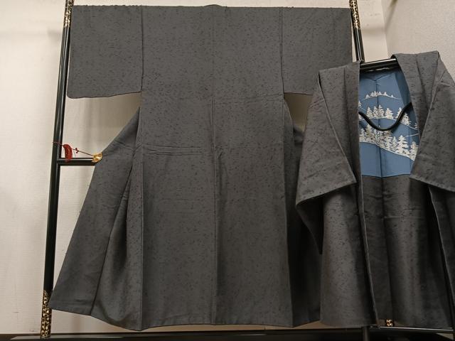 ■■■　サイズ　■■■ 【着物】 身丈 145cm（肩から） 裄丈 68.5cm 袖丈 47.5cm　縫込み 2cm 袖幅 34cm 前幅 27cm 後幅 32.5cm 着物縫いこみ 内揚げ 6cm 裄 お袖側 約1cm　身頃側 約1cm 【羽織】 身丈 93cm（肩から） 裄丈 69cm 袖丈 48cm　縫込み 0cm 袖幅 34.5cm 前幅 21cm 後幅 32.5cm 裄 お袖側 約0cm　身頃側 約0cm ■■■　商品詳細　■■■ 【正絹】 着物の状態は接写画像のように衿・衿山に薄い汚れがございますが その他特に目立ったシミ汚れなどもなく大変良い状態です。 羽織の状態は接写画像のように袖口に薄い汚れがございますが その他特に目立ったシミ汚れなどもなく大変良い状態です。 大変上質な逸品になります。 お安く出品致しますので、是非この機会にいかがでしょうか？ ■■■　注意事項　■■■ ■モニター発色の具合により色合いが異なる場合がございます。 ■寸法は多少の誤差が生じる場合がございますのでご了承ください。 ■縫込みの長さが左右非対称の場合は短い部分を記載しております。 左右非対称であってもご返品・お値引き等の保証は出来かねますので、ご了承の上ご購入をお願い致します。 ■シミ等のチェックには注意を払っておりますが、見落としがある場合もございますし、個人の見解も様々ですので神経質な方のご購入はお控えください。 ■箪笥に入っておりました着物や帯なので畳みシワや匂いがあるものもございます。 ■お休みは基本的に土日祝となりますが、その他臨時でお休みする場合がございますのでご了承ください。 ■商品の発送は平日のみの発送となります。 ■夜間と土曜、日曜日はお問い合わせの回答が遅れる場合がございます。 ■当店では、お直し、紋入れ、お手入れ等は承っておりません。 ■生地の状態（ヤケ、経年劣化等）によってはサイズ直しが出来ない場合がございます。 その点もどうかご了承のうえ、ご購入をお願いいたします。 ■弊社で取り扱う商品は一点ものにつき、時期や在庫状況に応じて金額が変更となる場合がございます。 ■検針は行っておりません。予めご了承いただきますようお願いいたします。 ■【洗える着物】と記載のある商品におきましては、商品お届け後に洗濯を行ってしまってからのご返品にはご対応しかねます。 念の為、専門店でのお手入れをお願いいたします。 ■写真に写っている物が全てになります。それ以外の付属品はございませんのでご了承ください。 ■状態に関する写真につきましては、掲載可能な写真枚数に限りがあるため、各箇所につき1枚参考画像を掲載しております。 ■着物のサイズ目安は下記を参考ください↓ ＜女性着物＞　お端折り次第で＋5cm　−1cmが着用可能サイズ 　例）身丈170cmの場合、身長160cm〜175cm ＜男性着物＞　身丈＋約25cm〜27cm程が適応身長 　例）身丈155cmの場合、身長180〜182cm