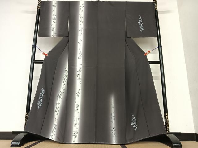 ■■■　サイズ　■■■ 身丈 160.5cm（肩から） 裄丈 69.5cm 袖丈 49.5cm　縫込み 4.5cm 袖幅 34.5cm 前幅 24.5cm 後幅 30.5cm 着物縫いこみ 内揚げ 4.5cm 裄 お袖側 約2cm　身頃側 約1cm ■■■　商品詳細　■■■ 【正絹・未使用】 状態は特に目立ったシミ汚れなどもなく大変良い状態です。 大変上質な逸品になります。 お安く出品致しますので、是非この機会にいかがでしょうか？ ■■■　注意事項　■■■ ■モニター発色の具合により色合いが異なる場合がございます。 ■寸法は多少の誤差が生じる場合がございますのでご了承ください。 ■シミ等のチェックには注意を払っておりますが、見落としがある場合もございますし、個人の見解も様々ですので神経質な方のご購入はお控えください。 ■箪笥に入っておりました着物や帯なので畳みシワや匂いがあるものもございます。 ■お休みは基本的に土日祝となりますが、その他臨時でお休みする場合がございますのでご了承ください。 ■商品の発送は平日のみの発送となります。 ■夜間と土曜、日曜日はお問い合わせの回答が遅れる場合がございます。 ■当店では、お直し、紋入れ、お手入れ等は承っておりません。 ■生地の状態（ヤケ、経年劣化等）によってはサイズ直しが出来ない場合がございます。 その点もどうかご了承のうえ、ご購入をお願いいたします。 ■着物のサイズ目安は下記を参考ください↓ ＜女性着物＞　身長-10cm+5cmが着用可能サイズ(お端折り次第) 　例）身長160cmの方→着物身丈150cm〜165cm ＜男性着物＞　身長-27cm ±5cmが着用可能サイズ 　例）身長170cmの方→着物身丈138cm〜148cm