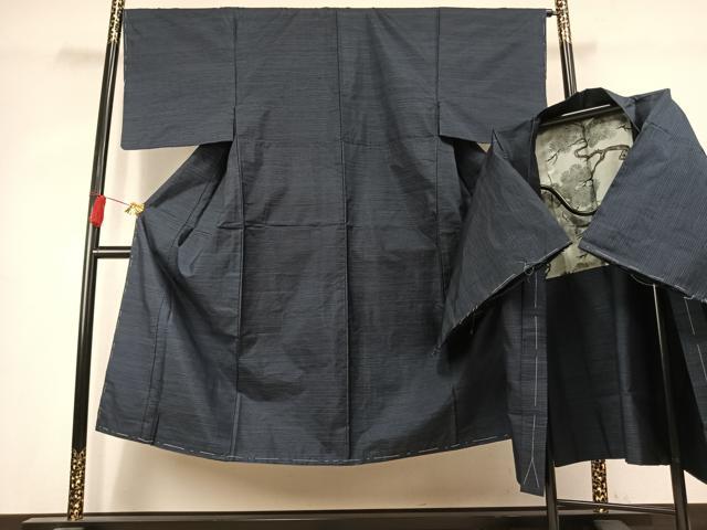 ■■■　サイズ　■■■ 【着物】 身丈 140cm（肩から） 裄丈 66cm 袖丈 49cm　縫込み 4.5cm 袖幅 33cm 前幅 27cm 後幅 31cm 着物縫いこみ 内揚げ 6cm 裄 お袖側 約1.5cm　身頃側 約1cm 【羽織】 身丈 90.5cm（肩から） 裄丈 67cm 袖丈 49cm　縫込み 5.5cm 袖幅 34cm 前幅 17cm 後幅 31cm 裄 お袖側 約1.5cm　身頃側 約1cm ■■■　商品詳細　■■■ 【正絹】 状態は特に目立ったシミ汚れなどもなく大変良い状態です。 大変上質な逸品になります。 お安く出品致しますので、是非この機会にいかがでしょうか？ ■■■　注意事項　■■■ ■モニター発色の具合により色合いが異なる場合がございます。 ■寸法は多少の誤差が生じる場合がございますのでご了承ください。 ■縫込みの長さが左右非対称の場合は短い部分を記載しております。 左右非対称であってもご返品・お値引き等の保証は出来かねますので、ご了承の上ご購入をお願い致します。 ■シミ等のチェックには注意を払っておりますが、見落としがある場合もございますし、個人の見解も様々ですので神経質な方のご購入はお控えください。 ■箪笥に入っておりました着物や帯なので畳みシワや匂いがあるものもございます。 ■お休みは基本的に土日祝となりますが、その他臨時でお休みする場合がございますのでご了承ください。 ■商品の発送は平日のみの発送となります。 ■夜間と土曜、日曜日はお問い合わせの回答が遅れる場合がございます。 ■当店では、お直し、紋入れ、お手入れ等は承っておりません。 ■生地の状態（ヤケ、経年劣化等）によってはサイズ直しが出来ない場合がございます。 その点もどうかご了承のうえ、ご購入をお願いいたします。 ■弊社で取り扱う商品は一点ものにつき、時期や在庫状況に応じて金額が変更となる場合がございます。 ■検針は行っておりません。予めご了承いただきますようお願いいたします。 ■【洗える着物】と記載のある商品におきましては、商品お届け後に洗濯を行ってしまってからのご返品にはご対応しかねます。 念の為、専門店でのお手入れをお願いいたします。 ■写真に写っている物が全てになります。それ以外の付属品はございませんのでご了承ください。 ■状態に関する写真につきましては、掲載可能な写真枚数に限りがあるため、各箇所につき1枚参考画像を掲載しております。 ■着物のサイズ目安は下記を参考ください↓ ＜女性着物＞　お端折り次第で＋5cm　−1cmが着用可能サイズ 　例）身丈170cmの場合、身長160cm〜175cm ＜男性着物＞　身丈＋約25cm〜27cm程が適応身長 　例）身丈155cmの場合、身長180〜182cm
