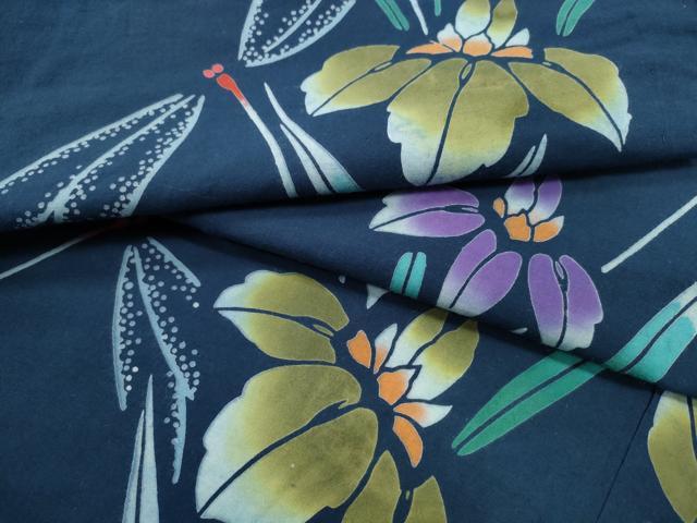 ■■■　サイズ　■■■ 身丈 157.5cm（肩から） 裄丈 68cm 袖丈 45.5cm　縫込み 2cm 袖幅 34.5cm 前幅 27.5cm 後幅 31.5cm 着物縫いこみ 内揚げ 0cm 裄 お袖側 約2.5cm　身頃側 約2cm ■■■　商品詳細　■■■ 【綿】 状態は接写画像のように衿山・表地所々に汚れ、衽に薄いシミ、左袖付に糸解けがございます。 大変上質な逸品になりますのでぜひお手入れをされてお召しになられてはいかがでしょうか。 お安く出品致しますので、是非この機会にいかがでしょうか？ ※たたみシワがございます。 ■■■　注意事項　■■■ ■モニター発色の具合により色合いが異なる場合がございます。 ■寸法は多少の誤差が生じる場合がございますのでご了承ください。 ■縫込みの長さが左右非対称の場合は短い部分を記載しております。 左右非対称であってもご返品・お値引き等の保証は出来かねますので、ご了承の上ご購入をお願い致します。 ■シミ等のチェックには注意を払っておりますが、見落としがある場合もございますし、個人の見解も様々ですので神経質な方のご購入はお控えください。 ■箪笥に入っておりました着物や帯なので畳みシワや匂いがあるものもございます。 ■お休みは基本的に土日祝となりますが、その他臨時でお休みする場合がございますのでご了承ください。 ■商品の発送は平日のみの発送となります。 ■夜間と土曜、日曜日はお問い合わせの回答が遅れる場合がございます。 ■当店では、お直し、紋入れ、お手入れ等は承っておりません。 ■生地の状態（ヤケ、経年劣化等）によってはサイズ直しが出来ない場合がございます。 その点もどうかご了承のうえ、ご購入をお願いいたします。 ■弊社で取り扱う商品は一点ものにつき、時期や在庫状況に応じて金額が変更となる場合がございます。 ■検針は行っておりません。予めご了承いただきますようお願いいたします。 ■【洗える着物】と記載のある商品におきましては、商品お届け後に洗濯を行ってしまってからのご返品にはご対応しかねます。 念の為、専門店でのお手入れをお願いいたします。 ■着物のサイズ目安は下記を参考ください↓ ＜女性着物＞　お端折り次第で＋5cm　−1cmが着用可能サイズ 　例）身丈170cmの場合、身長160cm〜175cm ＜男性着物＞　身丈＋約25cm〜27cm程が適応身長 　例）身丈155cmの場合、身長180〜182cm