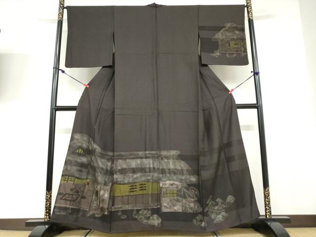 ■■■　サイズ　■■■ 身丈 158cm（肩から） 裄丈 66cm 袖丈 49.5cm　縫込み 5cm 袖幅 34cm 前幅 23cm 後幅 30cm 着物縫いこみ 内揚げ 7cm 裄 お袖側 約2cm　身頃側 約1cm ■■■　商品詳細　■■■ 【正絹】 状態は特に目立ったシミ汚れなどもなく大変良い状態です。 大変上質な逸品になります。 お安く出品致しますので、是非この機会にいかがでしょうか？ ※袷仕立てになっておりますが表地の一部紗になっており裏地の柄が透けて見えるようになっております。 ■■■　注意事項　■■■ ■モニター発色の具合により色合いが異なる場合がございます。 ■寸法は多少の誤差が生じる場合がございますのでご了承ください。 ■縫込みの長さが左右非対称の場合は短い部分を記載しております。 左右非対称であってもご返品・お値引き等の保証は出来かねますので、ご了承の上ご購入をお願い致します。 ■シミ等のチェックには注意を払っておりますが、見落としがある場合もございますし、個人の見解も様々ですので神経質な方のご購入はお控えください。 ■箪笥に入っておりました着物や帯なので畳みシワや匂いがあるものもございます。 ■お休みは基本的に土日祝となりますが、その他臨時でお休みする場合がございますのでご了承ください。 ■商品の発送は平日のみの発送となります。 ■夜間と土曜、日曜日はお問い合わせの回答が遅れる場合がございます。 ■当店では、お直し、紋入れ、お手入れ等は承っておりません。 ■生地の状態（ヤケ、経年劣化等）によってはサイズ直しが出来ない場合がございます。 その点もどうかご了承のうえ、ご購入をお願いいたします。 ■弊社で取り扱う商品は一点ものにつき、時期や在庫状況に応じて金額が変更となる場合がございます。 ■検針は行っておりません。予めご了承いただきますようお願いいたします。 ■【洗える着物】と記載のある商品におきましては、商品お届け後に洗濯を行ってしまってからのご返品にはご対応しかねます。 念の為、専門店でのお手入れをお願いいたします。 ■着物のサイズ目安は下記を参考ください↓ ＜女性着物＞　お端折り次第で＋5cm　−1cmが着用可能サイズ 　例）身丈170cmの場合、身長160cm〜175cm ＜男性着物＞　身丈＋約25cm〜27cm程が適応身長 　例）身丈155cmの場合、身長180〜182cm