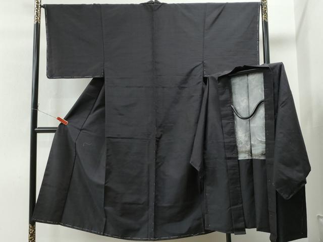 ■■■　サイズ　■■■ 【着物】 身丈 143cm（肩から） 裄丈 68cm 袖丈 48cm　縫込み 4cm 袖幅 34.5cm 前幅 26.5cm 後幅 31cm 着物縫いこみ 内揚げ 4.5cm 裄 お袖側 約2cm　身頃側 約2cm 【羽織】 身丈 86cm（肩から） 裄丈 69cm 袖丈 48cm　縫込み 0cm 袖幅 35cm 前幅 19cm 後幅 30.5cm 裄 お袖側 約2cm　身頃側 約2cm ■■■　商品詳細　■■■ 【正絹・未使用】 状態は特に目立ったシミ汚れなどもなく大変良い状態です。 大変上質な逸品になります。 お安く出品致しますので、是非この機会にいかがでしょうか？ ■■■　注意事項　■■■ ■モニター発色の具合により色合いが異なる場合がございます。 ■寸法は多少の誤差が生じる場合がございますのでご了承ください。 ■縫込みの長さが左右非対称の場合は短い部分を記載しております。 左右非対称であってもご返品・お値引き等の保証は出来かねますので、ご了承の上ご購入をお願い致します。 ■シミ等のチェックには注意を払っておりますが、見落としがある場合もございますし、個人の見解も様々ですので神経質な方のご購入はお控えください。 ■箪笥に入っておりました着物や帯なので畳みシワや匂いがあるものもございます。 ■お休みは基本的に土日祝となりますが、その他臨時でお休みする場合がございますのでご了承ください。 ■商品の発送は平日のみの発送となります。 ■夜間と土曜、日曜日はお問い合わせの回答が遅れる場合がございます。 ■当店では、お直し、紋入れ、お手入れ等は承っておりません。 ■生地の状態（ヤケ、経年劣化等）によってはサイズ直しが出来ない場合がございます。 その点もどうかご了承のうえ、ご購入をお願いいたします。 ■弊社で取り扱う商品は一点ものにつき、時期や在庫状況に応じて金額が変更となる場合がございます。 ■検針は行っておりません。予めご了承いただきますようお願いいたします。 ■【洗える着物】と記載のある商品におきましては、商品お届け後に洗濯を行ってしまってからのご返品にはご対応しかねます。 念の為、専門店でのお手入れをお願いいたします。 ■着物のサイズ目安は下記を参考ください↓ ＜女性着物＞　お端折り次第で＋5cm　−1cmが着用可能サイズ 　例）身丈170cmの場合、身長160cm〜175cm ＜男性着物＞　身丈＋約25cm〜27cm程が適応身長 　例）身丈155cmの場合、身長180〜182cm