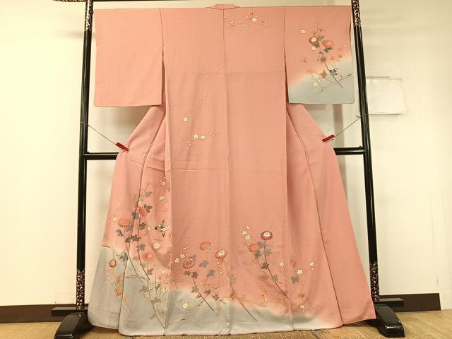 ■■■　サイズ　■■■ 身丈 167cm（肩から） 裄丈 67cm 袖丈 53.5cm　縫込み 5.5cm 袖幅 34cm 前幅 24.5cm 後幅 30.5cm 着物縫いこみ 内揚げ 1cm 裄 お袖側 約2cm　身頃側 約2cm ■■■　商品詳細　■■■ 【正絹】 状態は接写画像のように後身頃に点汚れがございますが その他特に目立ったシミ汚れなどもなく大変良い状態です。 大変上質な逸品になります。 お安く出品致しますので、是非この機会にいかがでしょうか？ ■■■　注意事項　■■■ ■モニター発色の具合により色合いが異なる場合がございます。 ■寸法は多少の誤差が生じる場合がございますのでご了承ください。 ■縫込みの長さが左右非対称の場合は短い部分を記載しております。 左右非対称であってもご返品・お値引き等の保証は出来かねますので、ご了承の上ご購入をお願い致します。 ■シミ等のチェックには注意を払っておりますが、見落としがある場合もございますし、個人の見解も様々ですので神経質な方のご購入はお控えください。 ■箪笥に入っておりました着物や帯なので畳みシワや匂いがあるものもございます。 ■お休みは基本的に土日祝となりますが、その他臨時でお休みする場合がございますのでご了承ください。 ■商品の発送は平日のみの発送となります。 ■夜間と土曜、日曜日はお問い合わせの回答が遅れる場合がございます。 ■当店では、お直し、紋入れ、お手入れ等は承っておりません。 ■生地の状態（ヤケ、経年劣化等）によってはサイズ直しが出来ない場合がございます。 その点もどうかご了承のうえ、ご購入をお願いいたします。 ■弊社で取り扱う商品は一点ものにつき、時期や在庫状況に応じて金額が変更となる場合がございます。 ■検針は行っておりません。予めご了承いただきますようお願いいたします。 ■【洗える着物】と記載のある商品におきましては、商品お届け後に洗濯を行ってしまってからのご返品にはご対応しかねます。 念の為、専門店でのお手入れをお願いいたします。 ■着物のサイズ目安は下記を参考ください↓ ＜女性着物＞　お端折り次第で＋5cm　−1cmが着用可能サイズ 　例）身丈170cmの場合、身長160cm〜175cm ＜男性着物＞　身丈＋約25cm〜27cm程が適応身長 　例）身丈155cmの場合、身長180〜182cm