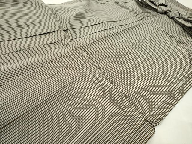 ■■■　サイズ　■■■ 紐下丈　約90.5cm ■■■　商品詳細　■■■ 【交織】 状態は特に目立ったシミ汚れなどもなく大変良い状態です。 お安く出品致しますので、是非この機会にいかがでしょうか？ ※裏腰板にペン書きがございます。 ■■■　注意事項　■■■ ■モニター発色の具合により色合いが異なる場合がございます。 ■寸法は多少の誤差が生じる場合がございますのでご了承ください。 ■縫込みの長さが左右非対称の場合は短い部分を記載しております。 左右非対称であってもご返品・お値引き等の保証は出来かねますので、ご了承の上ご購入をお願い致します。 ■シミ等のチェックには注意を払っておりますが、見落としがある場合もございますし、個人の見解も様々ですので神経質な方のご購入はお控えください。 ■箪笥に入っておりました着物や帯なので畳みシワや匂いがあるものもございます。 ■お休みは基本的に土日祝となりますが、その他臨時でお休みする場合がございますのでご了承ください。 ■商品の発送は平日のみの発送となります。 ■夜間と土曜、日曜日はお問い合わせの回答が遅れる場合がございます。 ■当店では、お直し、紋入れ、お手入れ等は承っておりません。 ■生地の状態（ヤケ、経年劣化等）によってはサイズ直しが出来ない場合がございます。 その点もどうかご了承のうえ、ご購入をお願いいたします。 ■弊社で取り扱う商品は一点ものにつき、時期や在庫状況に応じて金額が変更となる場合がございます。 ■検針は行っておりません。予めご了承いただきますようお願いいたします。 ■【洗える着物】と記載のある商品におきましては、商品お届け後に洗濯を行ってしまってからのご返品にはご対応しかねます。 念の為、専門店でのお手入れをお願いいたします。 ■写真に写っている物が全てになります。それ以外の付属品はございませんのでご了承ください。 ■状態に関する写真につきましては、掲載可能な写真枚数に限りがあるため、各箇所につき1枚参考画像を掲載しております。 ■着物のサイズ目安は下記を参考ください↓ ＜女性着物＞　お端折り次第で＋5cm　−1cmが着用可能サイズ 　例）身丈170cmの場合、身長160cm〜175cm ＜男性着物＞　身丈＋約25cm〜27cm程が適応身長 　例）身丈155cmの場合、身長180〜182cm