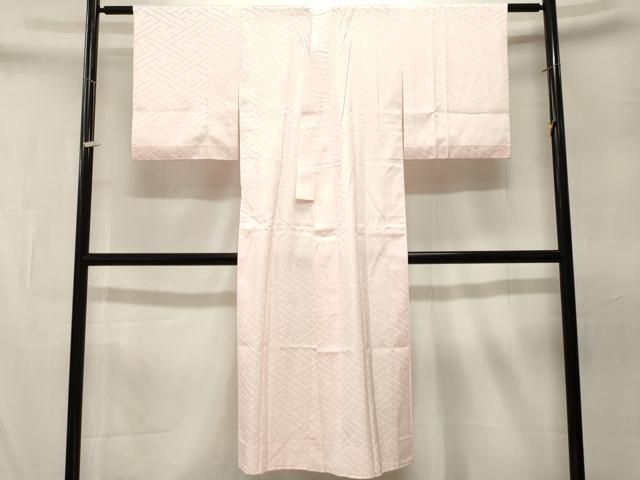 ■■■　サイズ　■■■ 身丈 136cm（肩から） 裄丈 62cm 袖丈 48cm　縫込み 3cm 袖幅 32.5cm 前幅 26.5cm 後幅 29.5cm 着物縫いこみ 内揚げ 0cm 裄 お袖側 約3cm　身頃側 約3cm ■■■　商品詳細　■■■ 【化繊】 状態は特に目立ったシミ汚れなどもなく大変良い状態です。 お安く出品致しますので、是非この機会にいかがでしょうか？※ご自身で洗濯された場合の保証はできかねます。 専門店にご相談ください。 ■■■　注意事項　■■■ ■モニター発色の具合により色合いが異なる場合がございます。 ■寸法は多少の誤差が生じる場合がございますのでご了承ください。 ■縫込みの長さが左右非対称の場合は短い部分を記載しております。 左右非対称であってもご返品・お値引き等の保証は出来かねますので、ご了承の上ご購入をお願い致します。 ■シミ等のチェックには注意を払っておりますが、見落としがある場合もございますし、個人の見解も様々ですので神経質な方のご購入はお控えください。 ■汚れやシミの種類につきましては、専門ではない為、正確な判別が難しく商品説明では種類を特定せず、汚れやシミと記載させております。 恐れ入りますが、ご了承くださいますようお願い申し上げます。 ■箪笥に入っておりました着物や帯なので畳みシワや匂いがあるものもございます。 ■お休みは基本的に土日祝となりますが、その他臨時でお休みする場合がございますのでご了承ください。 ■商品の発送は平日のみの発送となります。 ■夜間と土曜、日曜日はお問い合わせの回答が遅れる場合がございます。 ■当店では、お直し、紋入れ、お手入れ等は承っておりません。 ■生地の状態（ヤケ、経年劣化等）によってはサイズ直しが出来ない場合がございます。 その点もどうかご了承のうえ、ご購入をお願いいたします。 ■弊社で取り扱う商品は一点ものにつき、時期や在庫状況に応じて金額が変更となる場合がございます。 ■検針は行っておりません。予めご了承いただきますようお願いいたします。 ■【洗える着物】と記載のある商品におきましては、商品お届け後に洗濯を行ってしまってからのご返品にはご対応しかねます。 念の為、専門店でのお手入れをお願いいたします。 ■写真に写っている物が全てになります。それ以外の付属品はございませんのでご了承ください。 ■状態に関する写真につきましては、掲載可能な写真枚数に限りがあるため、各箇所につき1枚参考画像を掲載しております。 ■着物のサイズ目安は下記を参考ください↓ ＜女性着物＞　お端折り次第で＋5cm　−1cmが着用可能サイズ 　例）身丈170cmの場合、身長160cm〜175cm ＜男性着物＞　身丈＋約25cm〜27cm程が適応身長 　例）身丈155cmの場合、身長180〜182cm