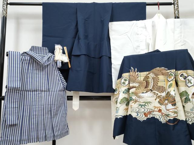■■■　サイズ　■■■ 【祝着】 身丈 75cm（肩から） 裄丈 42.5cm（肩上げ　6.5cm） 袖丈 56.5cm　縫込み 1.5cm 袖幅 30cm 前幅 20cm 後幅 25cm 着物縫いこみ 内揚げ 0cm （腰上げ　12cm） 裄 お袖側 約1.5cm　身頃側 約0cm 【羽織】 身丈 63cm（肩から） 裄丈 44.5cm（肩上げ　5.5cm） 袖丈 56.5cm　縫込み 2cm 袖幅 30.5cm 前幅 17cm 後幅 23.5cm （腰上げ　0cm） 裄 お袖側 約1cm　身頃側 約1cm 【長襦袢】 身丈 77cm（肩から） 裄丈 42cm（肩上げ　5cm） 袖丈 56cm　縫込み 1.5cm 袖幅 29.5cm 前幅 20cm 後幅 23cm 着物縫いこみ 内揚げ 0cm （腰上げ　3cm） 裄 お袖側 約6.5cm　身頃側 約1cm 【袴】 紐下　約　57cm 【帯】 長さ 200cm　幅 7cm程 ■■■　商品詳細　■■■ 着物【化繊】の 状態は接写画像のように紐に薄い汚れがございますが その他表地は特に目立ったシミ汚れなどもなく大変良い状態です。 羽織【化繊】の 状態は接写画像のように表地所々に薄い汚れがございます。 長襦袢【化繊】の 状態は接写画像のように表地所々・裏地に薄い汚れがございます。 袴・帯【化繊】の 状態は特に目立ったシミ汚れなどもなく大変良い状態です。 お安く出品致しますので、是非この機会にいかがでしょうか？ ※白扇・懐剣の状態は参考画像のように薄い汚れがございます。 ※ご自身で洗濯された場合の保証はできかねます。専門店にご相談ください。 ■■■　注意事項　■■■ ■モニター発色の具合により色合いが異なる場合がございます。 ■寸法は多少の誤差が生じる場合がございますのでご了承ください。 ■縫込みの長さが左右非対称の場合は短い部分を記載しております。 左右非対称であってもご返品・お値引き等の保証は出来かねますので、ご了承の上ご購入をお願い致します。 ■シミ等のチェックには注意を払っておりますが、見落としがある場合もございますし、個人の見解も様々ですので神経質な方のご購入はお控えください。 ■箪笥に入っておりました着物や帯なので畳みシワや匂いがあるものもございます。 ■お休みは基本的に土日祝となりますが、その他臨時でお休みする場合がございますのでご了承ください。 ■商品の発送は平日のみの発送となります。 ■夜間と土曜、日曜日はお問い合わせの回答が遅れる場合がございます。 ■当店では、お直し、紋入れ、お手入れ等は承っておりません。 ■生地の状態（ヤケ、経年劣化等）によってはサイズ直しが出来ない場合がございます。 その点もどうかご了承のうえ、ご購入をお願いいたします。 ■弊社で取り扱う商品は一点ものにつき、時期や在庫状況に応じて金額が変更となる場合がございます。 ■検針は行っておりません。予めご了承いただきますようお願いいたします。 ■【洗える着物】と記載のある商品におきましては、商品お届け後に洗濯を行ってしまってからのご返品にはご対応しかねます。 念の為、専門店でのお手入れをお願いいたします。 ■写真に写っている物が全てになります。それ以外の付属品はございませんのでご了承ください。 ■状態に関する写真につきましては、掲載可能な写真枚数に限りがあるため、各箇所につき1枚参考画像を掲載しております。 ■着物のサイズ目安は下記を参考ください↓ ＜女性着物＞　お端折り次第で＋5cm　−1cmが着用可能サイズ 　例）身丈170cmの場合、身長160cm〜175cm ＜男性着物＞　身丈＋約25cm〜27cm程が適応身長 　例）身丈155cmの場合、身長180〜182cm
