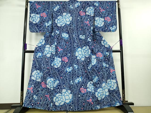 ■■■　サイズ　■■■ 身丈 162cm（肩から） 裄丈 68cm 袖丈 50cm　縫込み 0cm 袖幅 35cm 前幅 24cm 後幅 30.5cm 着物縫いこみ 内揚げ 0cm 裄 お袖側 約 1cm　身頃側 約 1.5cm ■■■　商品詳細　■■■ 【綿・バチ衿・未使用】 状態は特に目立ったシミ汚れなどもなく大変良い状態です。 人気の高い“有松鳴海絞り”の浴衣でございます。 “鳴海絞り”ならではの表情を生み出す立体感と 淡いぼかしで息を吹き込まれ、 今にも動き出しそうな迫力を放っております。 夏祭りや花火大会、これから増えるイベントに連れ立って、 より夏をお楽しみ下さいませ。 大変上質な極上の逸品になります。 お安く出品致しますので、是非この機会にいかがでしょうか？ ■■■　注意事項　■■■ ■モニター発色の具合により色合いが異なる場合がございます。 ■寸法は多少の誤差が生じる場合がございますのでご了承ください。 ■縫込みの長さが左右非対称の場合は短い部分を記載しております。 左右非対称であってもご返品・お値引き等の保証は出来かねますので、ご了承の上ご購入をお願い致します。 ■シミ等のチェックには注意を払っておりますが、見落としがある場合もございますし、個人の見解も様々ですので神経質な方のご購入はお控えください。 ■箪笥に入っておりました着物や帯なので畳みシワや匂いがあるものもございます。 ■お休みは基本的に土日祝となりますが、その他臨時でお休みする場合がございますのでご了承ください。 ■商品の発送は平日のみの発送となります。 ■夜間と土曜、日曜日はお問い合わせの回答が遅れる場合がございます。 ■当店では、お直し、紋入れ、お手入れ等は承っておりません。 ■生地の状態（ヤケ、経年劣化等）によってはサイズ直しが出来ない場合がございます。 その点もどうかご了承のうえ、ご購入をお願いいたします。 ■弊社で取り扱う商品は一点ものにつき、時期や在庫状況に応じて金額が変更となる場合がございます。 ■検針は行っておりません。予めご了承いただきますようお願いいたします。 ■【洗える着物】と記載のある商品におきましては、商品お届け後に洗濯を行ってしまってからのご返品にはご対応しかねます。 念の為、専門店でのお手入れをお願いいたします。 ■写真に写っている物が全てになります。 それ以外の付属品はございませんのでご了承ください。 ■状態に関する写真につきましては、掲載可能な写真枚数に限りがあるため、 各箇所につき1枚参考画像を掲載しております。 ■着物のサイズ目安は下記を参考ください↓ ＜女性着物＞　お端折り次第で＋5cm　−10cmが着用可能サイズ 　例）身丈170cmの場合、身長160cm〜175cm ＜男性着物＞　身丈＋約25cm〜27cm程が適応身長 　例）身丈155cmの場合、身長180cm〜182cm