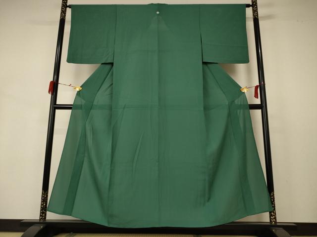 ■■■　サイズ　■■■ 身丈 154.5cm（肩から） 裄丈 63cm 袖丈 42.5cm　縫込み 2.5cm 袖幅 32.5cm 前幅 25.5cm 後幅 31cm 着物縫いこみ 内揚げ 0cm 裄 お袖側 約3cm　身頃側 約4.5cm ■■■　商品詳細　■■■ 【正絹・一つ紋】 状態は接写画像のように衿山に薄い汚れがございますが その他特に目立ったシミ汚れなどもなく大変良い状態です。 大変上質な逸品になります。 お安く出品致しますので、是非この機会にいかがでしょうか？ ■■■　注意事項　■■■ ■モニター発色の具合により色合いが異なる場合がございます。 ■寸法は多少の誤差が生じる場合がございますのでご了承ください。 ■縫込みの長さが左右非対称の場合は短い部分を記載しております。 左右非対称であってもご返品・お値引き等の保証は出来かねますので、ご了承の上ご購入をお願い致します。 ■シミ等のチェックには注意を払っておりますが、見落としがある場合もございますし、個人の見解も様々ですので神経質な方のご購入はお控えください。 ■箪笥に入っておりました着物や帯なので畳みシワや匂いがあるものもございます。 ■お休みは基本的に土日祝となりますが、その他臨時でお休みする場合がございますのでご了承ください。 ■商品の発送は平日のみの発送となります。 ■夜間と土曜、日曜日はお問い合わせの回答が遅れる場合がございます。 ■当店では、お直し、紋入れ、お手入れ等は承っておりません。 ■生地の状態（ヤケ、経年劣化等）によってはサイズ直しが出来ない場合がございます。 その点もどうかご了承のうえ、ご購入をお願いいたします。 ■弊社で取り扱う商品は一点ものにつき、時期や在庫状況に応じて金額が変更となる場合がございます。 ■検針は行っておりません。予めご了承いただきますようお願いいたします。 ■【洗える着物】と記載のある商品におきましては、商品お届け後に洗濯を行ってしまってからのご返品にはご対応しかねます。 念の為、専門店でのお手入れをお願いいたします。 ■着物のサイズ目安は下記を参考ください↓ ＜女性着物＞　お端折り次第で＋5?　−10?が着用可能サイズ 　例）身丈170?の場合、身長160?〜175? ＜男性着物＞　身丈＋約25?〜27?程が適応身長 　例）身丈155?の場合、身長180〜182?
