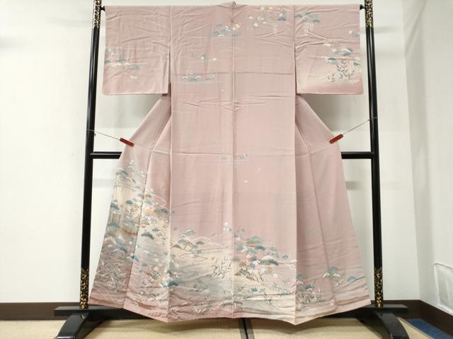 ■■■　サイズ　■■■ 身丈 156cm（肩から） 裄丈 65cm 袖丈 47.5cm　縫込み 6cm 袖幅 33cm 前幅 25cm 後幅 31cm 着物縫いこみ 内揚げ 11cm 裄 お袖側 約2cm　身頃側 約4cm ■■■　商品詳細　■■■ 【正絹・一つ紋・未使用】 状態は接写画像のように衿裏・胴裏に薄い汚れがございますがその他表地は特に目立ったシミ汚れなどもなく大変良い状態です。 大変上質な逸品になります。 お安く出品致しますので、是非この機会にいかがでしょうか？ ※若干たたみシワがございます。 ■■■　注意事項　■■■ ■モニター発色の具合により色合いが異なる場合がございます。 ■寸法は多少の誤差が生じる場合がございますのでご了承ください。 ■縫込みの長さが左右非対称の場合は短い部分を記載しております。 左右非対称であってもご返品・お値引き等の保証は出来かねますので、ご了承の上ご購入をお願い致します。 ■シミ等のチェックには注意を払っておりますが、見落としがある場合もございますし、個人の見解も様々ですので神経質な方のご購入はお控えください。 ■箪笥に入っておりました着物や帯なので畳みシワや匂いがあるものもございます。 ■お休みは基本的に土日祝となりますが、その他臨時でお休みする場合がございますのでご了承ください。 ■商品の発送は平日のみの発送となります。 ■夜間と土曜、日曜日はお問い合わせの回答が遅れる場合がございます。 ■当店では、お直し、紋入れ、お手入れ等は承っておりません。 ■生地の状態（ヤケ、経年劣化等）によってはサイズ直しが出来ない場合がございます。 その点もどうかご了承のうえ、ご購入をお願いいたします。 ■弊社で取り扱う商品は一点ものにつき、時期や在庫状況に応じて金額が変更となる場合がございます。 ■検針は行っておりません。予めご了承いただきますようお願いいたします。 ■【洗える着物】と記載のある商品におきましては、商品お届け後に洗濯を行ってしまってからのご返品にはご対応しかねます。 念の為、専門店でのお手入れをお願いいたします。 ■写真に写っている物が全てになります。それ以外の付属品はございませんのでご了承ください。 ■状態に関する写真につきましては、掲載可能な写真枚数に限りがあるため、各箇所につき1枚参考画像を掲載しております。 ■着物のサイズ目安は下記を参考ください↓ ＜女性着物＞　お端折り次第で＋5cm　－1cmが着用可能サイズ 　例）身丈170cmの場合、身長160cm～175cm ＜男性着物＞　身丈＋約25cm～27cm程が適応身長 　例）身丈155cmの場合、身長180～182cm