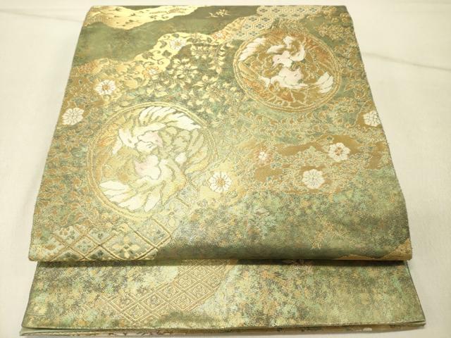 ■■■　サイズ　■■■ 長さ 424cm 幅 30.5cm程 ■■■　商品詳細　■■■ 【正絹・芯なし】 詳細に関しましては、画像をご確認ください。 西陣の老舗服部織物は創業1788年から脈々と その卓越した技術力と創作性で親しまれてきました。 天明の昔から、京都・西陣に帯を織りつづけて200有余年。 服部織物は名匠の心と技を今に受け継ぎ手づくりの帯の美をひろめています。 色彩の美しさ、確かな技術をもって生み出される緩やかな曲線は 他に類を見ない西陣ならではの帯姿です。 大変上質な逸品になります。 お安く出品致しますので、是非この機会にいかがでしょうか？ ■■■　注意事項　■■■ ■モニター発色の具合により色合いが異なる場合がございます。 ■寸法は多少の誤差が生じる場合がございますのでご了承ください。 ■縫込みの長さが左右非対称の場合は短い部分を記載しております。 左右非対称であってもご返品・お値引き等の保証は出来かねますので、ご了承の上ご購入をお願い致します。 ■シミ等のチェックには注意を払っておりますが、見落としがある場合もございますし、個人の見解も様々ですので神経質な方のご購入はお控えください。 ■箪笥に入っておりました着物や帯なので畳みシワや匂いがあるものもございます。 ■お休みは基本的に土日祝となりますが、その他臨時でお休みする場合がございますのでご了承ください。 ■商品の発送は平日のみの発送となります。 ■夜間と土曜、日曜日はお問い合わせの回答が遅れる場合がございます。 ■当店では、お直し、紋入れ、お手入れ等は承っておりません。 ■生地の状態（ヤケ、経年劣化等）によってはサイズ直しが出来ない場合がございます。 その点もどうかご了承のうえ、ご購入をお願いいたします。 ■弊社で取り扱う商品は一点ものにつき、時期や在庫状況に応じて金額が変更となる場合がございます。 ■検針は行っておりません。予めご了承いただきますようお願いいたします。 ■【洗える着物】と記載のある商品におきましては、商品お届け後に洗濯を行ってしまってからのご返品にはご対応しかねます。 念の為、専門店でのお手入れをお願いいたします。 ■写真に写っている物が全てになります。それ以外の付属品はございませんのでご了承ください。 ■状態に関する写真につきましては、掲載可能な写真枚数に限りがあるため、各箇所につき1枚参考画像を掲載しております。 ■着物のサイズ目安は下記を参考ください↓ ＜女性着物＞　お端折り次第で＋5cm　－1cmが着用可能サイズ 　例）身丈170cmの場合、身長160cm～175cm ＜男性着物＞　身丈＋約25cm～27cm程が適応身長 　例）身丈155cmの場合、身長180～182cm