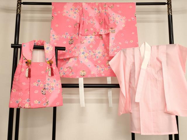 ■■■　サイズ　■■■ 【祝着】 身丈 73.5cm（肩から） 裄丈 38.5cm（肩上げ　3cm） 袖丈 55cm　縫込み 2.5cm 袖幅 25.5cm 前幅 14.5cm 後幅 19.5cm 着物縫いこみ 内揚げ 0cm （腰上げ6cm） 裄 お袖側 約1.5cm　身頃側 約1cm 【被布】 身丈 50.5cm（肩から） 裄丈 12.5cm（肩上げ　3cm） 【長襦袢】 身丈 69cm（肩から） 裄丈 36.5cm（肩上げ　3cm） 袖丈 54cm　縫込み 1.5cm 袖幅 25cm 前幅 15.5cm 後幅 19cm 着物縫いこみ 内揚げ 0cm （腰上げ0cm） 裄 お袖側 約3.5cm　身頃側 約1cm ■■■　商品詳細　■■■ 着物【化繊】の状態は接写画像のように表地・重ね衿・紐に汚れがございます。 被布【化繊】の状態は接写画像のように表地・返しに汚れがございます。 長襦袢【化繊】の状態は特に目立ったシミ汚れなどもなく大変良い状態です。 お安く出品致しますので、是非この機会にいかがでしょうか？ ■■■　注意事項　■■■ ■モニター発色の具合により色合いが異なる場合がございます。 ■寸法は多少の誤差が生じる場合がございますのでご了承ください。 ■縫込みの長さが左右非対称の場合は短い部分を記載しております。 左右非対称であってもご返品・お値引き等の保証は出来かねますので、ご了承の上ご購入をお願い致します。 ■シミ等のチェックには注意を払っておりますが、見落としがある場合もございますし、個人の見解も様々ですので神経質な方のご購入はお控えください。 ■箪笥に入っておりました着物や帯なので畳みシワや匂いがあるものもございます。 ■お休みは基本的に土日祝となりますが、その他臨時でお休みする場合がございますのでご了承ください。 ■商品の発送は平日のみの発送となります。 ■夜間と土曜、日曜日はお問い合わせの回答が遅れる場合がございます。 ■当店では、お直し、紋入れ、お手入れ等は承っておりません。 ■生地の状態（ヤケ、経年劣化等）によってはサイズ直しが出来ない場合がございます。 その点もどうかご了承のうえ、ご購入をお願いいたします。 ■弊社で取り扱う商品は一点ものにつき、時期や在庫状況に応じて金額が変更となる場合がございます。 ■検針は行っておりません。予めご了承いただきますようお願いいたします。 ■【洗える着物】と記載のある商品におきましては、商品お届け後に洗濯を行ってしまってからのご返品にはご対応しかねます。 念の為、専門店でのお手入れをお願いいたします。 ■着物のサイズ目安は下記を参考ください↓ ＜女性着物＞　お端折り次第で＋5cm　−1cmが着用可能サイズ 　例）身丈170cmの場合、身長160cm〜175cm ＜男性着物＞　身丈＋約25cm〜27cm程が適応身長 　例）身丈155cmの場合、身長180〜182cm