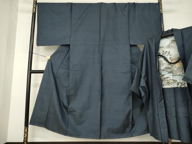 ■■■　サイズ　■■■ 【着物】 身丈 144cm（肩から） 裄丈 71cm 袖丈 51cm　縫込み 5cm 袖幅 36cm 前幅 24cm 後幅 32cm 着物縫いこみ 内揚げ 8cm 裄 お袖側 約1cm　身頃側 約1cm 【羽織】 身丈 92cm（肩から） 裄丈 73cm 袖丈 51cm　縫込み 4cm 袖幅 36cm 前幅 20cm 後幅 30cm 裄 お袖側 約1cm　身頃側 約1cm ■■■　商品詳細　■■■ 【正絹・未使用】 状態は特に目立ったシミ汚れなどもなく大変良い状態です。 大変上質な逸品になります。 お安く出品致しますので、是非この機会にいかがでしょうか？ ■■■　注意事項　■■■ ■モニター発色の具合により色合いが異なる場合がございます。 ■寸法は多少の誤差が生じる場合がございますのでご了承ください。 ■縫込みの長さが左右非対称の場合は短い部分を記載しております。 左右非対称であってもご返品・お値引き等の保証は出来かねますので、ご了承の上ご購入をお願い致します。 ■シミ等のチェックには注意を払っておりますが、見落としがある場合もございますし、個人の見解も様々ですので神経質な方のご購入はお控えください。 ■汚れやシミの種類につきましては、専門ではない為、正確な判別が難しく商品説明では種類を特定せず、汚れやシミと記載させております。 恐れ入りますが、ご了承くださいますようお願い申し上げます。 ■箪笥に入っておりました着物や帯なので畳みシワや匂いがあるものもございます。 ■お休みは基本的に土日祝となりますが、その他臨時でお休みする場合がございますのでご了承ください。 ■商品の発送は平日のみの発送となります。 ■夜間と土曜、日曜日はお問い合わせの回答が遅れる場合がございます。 ■当店では、お直し、紋入れ、お手入れ等は承っておりません。 ■生地の状態（ヤケ、経年劣化等）によってはサイズ直しが出来ない場合がございます。 その点もどうかご了承のうえ、ご購入をお願いいたします。 ■弊社で取り扱う商品は一点ものにつき、時期や在庫状況に応じて金額が変更となる場合がございます。 ■検針は行っておりません。予めご了承いただきますようお願いいたします。 ■【洗える着物】と記載のある商品におきましては、商品お届け後に洗濯を行ってしまってからのご返品にはご対応しかねます。 念の為、専門店でのお手入れをお願いいたします。 ■写真に写っている物が全てになります。それ以外の付属品はございませんのでご了承ください。 ■状態に関する写真につきましては、掲載可能な写真枚数に限りがあるため、各箇所につき1枚参考画像を掲載しております。 ■着物のサイズ目安は下記を参考ください↓ ＜女性着物＞　お端折り次第で＋5cm　−1cmが着用可能サイズ 　例）身丈170cmの場合、身長160cm〜175cm ＜男性着物＞　身丈＋約25cm〜27cm程が適応身長 　例）身丈155cmの場合、身長180〜182cm