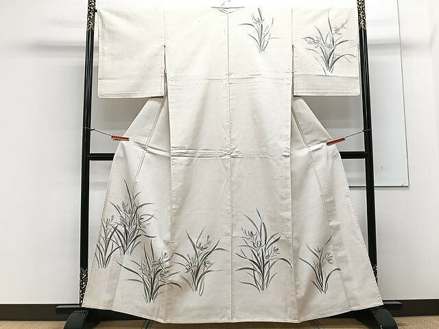 ■■■　サイズ　■■■ 身丈 160cm（肩から） 裄丈 66.5cm 袖丈 48.5cm　縫込み 2cm 袖幅 33.5cm 前幅 27cm 後幅 32cm 着物縫いこみ 内揚げ 0cm 裄 お袖側 約1cm　身頃側 約1cm ■■■　商品詳細　■■■ 【正絹】 状態は接写画像のように上前・後身頃・下前・両袖後ろ・剣先に汚れがございますが その他特に目立ったシミ汚れなどもなく大変良い状態です。 大変上質な逸品になります。 お安く出品致しますので、是非この機会にいかがでしょうか？ ■■■　注意事項　■■■ ■モニター発色の具合により色合いが異なる場合がございます。 ■寸法は多少の誤差が生じる場合がございますのでご了承ください。 ■シミ等のチェックには注意を払っておりますが、見落としがある場合もございますし、個人の見解も様々ですので神経質な方のご購入はお控えください。 ■箪笥に入っておりました着物や帯なので畳みシワや匂いがあるものもございます。 ■お休みは基本的に土日祝となりますが、その他臨時でお休みする場合がございますのでご了承ください。 ■商品の発送は平日のみの発送となります。 ■夜間と土曜、日曜日はお問い合わせの回答が遅れる場合がございます。 ■当店では、お直し、紋入れ、お手入れ等は承っておりません。 ■生地の状態（ヤケ、経年劣化等）によってはサイズ直しが出来ない場合がございます。 その点もどうかご了承のうえ、ご購入をお願いいたします。 ■着物のサイズ目安は下記を参考ください↓ ＜女性着物＞　身長-10cm+5cmが着用可能サイズ(お端折り次第) 　例）身長160cmの方→着物身丈150cm〜165cm ＜男性着物＞　身長-27cm ±5cmが着用可能サイズ 　例）身長170cmの方→着物身丈138cm〜148cm