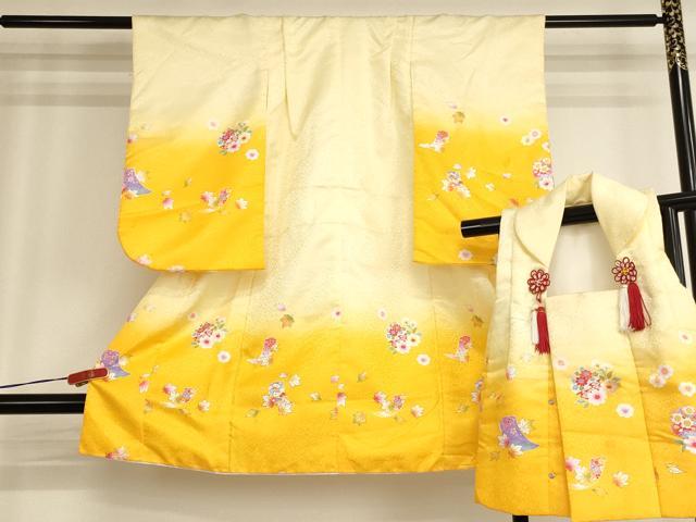 ■■■　サイズ　■■■ 【祝着】 身丈 94.5cm（肩から） 裄丈 41.5cm（肩上げ　2cm） 袖丈 55.5cm　縫込み 2cm 袖幅 26.5cm 前幅 15.5cm 後幅 19cm 着物縫いこみ 内揚げ 0cm （腰上げ　0cm） 裄 お袖側 約1.5cm　身頃側 約0cm 【被布】 身丈 50.5cm（肩から） 裄丈 12cm（肩上げ　2cm） ■■■　商品詳細　■■■ 着物【化繊】の状態は接写画像のように下前・両袖・衿・胴裏に汚れがございますが その他特に目立ったシミ汚れなどもなく大変良い状態です。 被布【化繊】の状態は接写画像のよう上前竪衿に汚れがございますが その他特に目立ったシミ汚れなどもなく大変良い状態です。 お安く出品致しますので、是非この機会にいかがでしょうか？ ■■■　注意事項　■■■ ■モニター発色の具合により色合いが異なる場合がございます。 ■寸法は多少の誤差が生じる場合がございますのでご了承ください。 ■縫込みの長さが左右非対称の場合は短い部分を記載しております。 左右非対称であってもご返品・お値引き等の保証は出来かねますので、ご了承の上ご購入をお願い致します。 ■シミ等のチェックには注意を払っておりますが、見落としがある場合もございますし、個人の見解も様々ですので神経質な方のご購入はお控えください。 ■箪笥に入っておりました着物や帯なので畳みシワや匂いがあるものもございます。 ■お休みは基本的に土日祝となりますが、その他臨時でお休みする場合がございますのでご了承ください。 ■商品の発送は平日のみの発送となります。 ■夜間と土曜、日曜日はお問い合わせの回答が遅れる場合がございます。 ■当店では、お直し、紋入れ、お手入れ等は承っておりません。 ■生地の状態（ヤケ、経年劣化等）によってはサイズ直しが出来ない場合がございます。 その点もどうかご了承のうえ、ご購入をお願いいたします。 ■弊社で取り扱う商品は一点ものにつき、時期や在庫状況に応じて金額が変更となる場合がございます。 ■検針は行っておりません。予めご了承いただきますようお願いいたします。 ■【洗える着物】と記載のある商品におきましては、商品お届け後に洗濯を行ってしまってからのご返品にはご対応しかねます。 念の為、専門店でのお手入れをお願いいたします。 ■着物のサイズ目安は下記を参考ください↓ ＜女性着物＞　お端折り次第で＋5cm　−1cmが着用可能サイズ 　例）身丈170cmの場合、身長160cm〜175cm ＜男性着物＞　身丈＋約25cm〜27cm程が適応身長 　例）身丈155cmの場合、身長180〜182cm