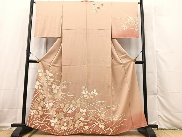 ■■■　サイズ　■■■ 身丈 162cm（肩から） 裄丈 65cm 袖丈 51cm　縫込み 9cm 袖幅 34cm 前幅 25cm 後幅 30cm 着物縫いこみ 内揚げ 3cm 裄 お袖側 約1cm　身頃側 約3cm ■■■　商品詳細　■■■ 【正絹】 状態は画像を添付しておりますので、そちらをご確認下さいますよう宜しくお願い致します。 大変上質な逸品になります。 お安く出品致しますので、是非この機会にいかがでしょうか？ ■■■　注意事項　■■■ ■モニター発色の具合により色合いが異なる場合がございます。 ■寸法は多少の誤差が生じる場合がございますのでご了承ください。 ■縫込みの長さが左右非対称の場合は短い部分を記載しております。 左右非対称であってもご返品・お値引き等の保証は出来かねますので、ご了承の上ご購入をお願い致します。 ■シミ等のチェックには注意を払っておりますが、見落としがある場合もございますし、個人の見解も様々ですので神経質な方のご購入はお控えください。 ■箪笥に入っておりました着物や帯なので畳みシワや匂いがあるものもございます。 ■お休みは基本的に土日祝となりますが、その他臨時でお休みする場合がございますのでご了承ください。 ■商品の発送は平日のみの発送となります。 ■夜間と土曜、日曜日はお問い合わせの回答が遅れる場合がございます。 ■当店では、お直し、紋入れ、お手入れ等は承っておりません。 ■生地の状態（ヤケ、経年劣化等）によってはサイズ直しが出来ない場合がございます。 その点もどうかご了承のうえ、ご購入をお願いいたします。 ■弊社で取り扱う商品は一点ものにつき、時期や在庫状況に応じて金額が変更となる場合がございます。 ■検針は行っておりません。予めご了承いただきますようお願いいたします。 ■【洗える着物】と記載のある商品におきましては、商品お届け後に洗濯を行ってしまってからのご返品にはご対応しかねます。 念の為、専門店でのお手入れをお願いいたします。 ■写真に写っている物が全てになります。それ以外の付属品はございませんのでご了承ください。 ■状態に関する写真につきましては、掲載可能な写真枚数に限りがあるため、各箇所につき1枚参考画像を掲載しております。 ■着物のサイズ目安は下記を参考ください↓ ＜女性着物＞　お端折り次第で＋5cm　－1cmが着用可能サイズ 　例）身丈170cmの場合、身長160cm～175cm ＜男性着物＞　身丈＋約25cm～27cm程が適応身長 　例）身丈155cmの場合、身長180～182cm