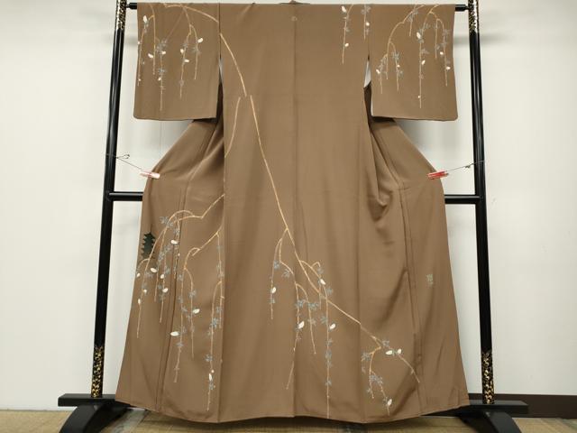 ■■■　サイズ　■■■ 身丈 159cm（肩から） 裄丈 62.5cm 袖丈 49cm　縫込み 7cm 袖幅 32.5cm 前幅 22.5cm 後幅 27cm 着物縫いこみ 内揚げ 4cm 裄 お袖側 約2cm　身頃側 約5cm ■■■　商品詳細　■■■ 【正絹・一つ紋】 状態は接写画像のように後身頃・衿・衿山に薄い汚れがございますが その他特に目立ったシミ汚れなどもなく大変良い状態です。 日本工芸会正会員、加賀友禅伝統工芸士。 初代由水十久氏の長男として生まれ、京友禅の人間国宝森口華弘氏に師事。 昭和52年「日本伝統工芸展」入選をはじめ、数々の受賞歴を重ねています。 大切にしているのは、女性のしぐさに秘められた着姿の美しさと、 作品の中の絵柄が創り出す空間へのこだわり。 鋭い感性と観察力を持ち、茶道や日本舞踊等にも通じ、 常に独自の友禅を作るという永遠のテーマをもって創作に励んでいます。 大変上質な逸品になります。 お安く出品致しますので、是非この機会にいかがでしょうか？ ■■■　注意事項　■■■ ■モニター発色の具合により色合いが異なる場合がございます。 ■寸法は多少の誤差が生じる場合がございますのでご了承ください。 ■縫込みの長さが左右非対称の場合は短い部分を記載しております。 左右非対称であってもご返品・お値引き等の保証は出来かねますので、ご了承の上ご購入をお願い致します。 ■シミ等のチェックには注意を払っておりますが、見落としがある場合もございますし、個人の見解も様々ですので神経質な方のご購入はお控えください。 ■箪笥に入っておりました着物や帯なので畳みシワや匂いがあるものもございます。 ■お休みは基本的に土日祝となりますが、その他臨時でお休みする場合がございますのでご了承ください。 ■商品の発送は平日のみの発送となります。 ■夜間と土曜、日曜日はお問い合わせの回答が遅れる場合がございます。 ■当店では、お直し、紋入れ、お手入れ等は承っておりません。 ■生地の状態（ヤケ、経年劣化等）によってはサイズ直しが出来ない場合がございます。 その点もどうかご了承のうえ、ご購入をお願いいたします。 ■弊社で取り扱う商品は一点ものにつき、時期や在庫状況に応じて金額が変更となる場合がございます。 ■検針は行っておりません。予めご了承いただきますようお願いいたします。 ■【洗える着物】と記載のある商品におきましては、商品お届け後に洗濯を行ってしまってからのご返品にはご対応しかねます。 念の為、専門店でのお手入れをお願いいたします。 ■着物のサイズ目安は下記を参考ください↓ ＜女性着物＞　お端折り次第で＋5cm　−1cmが着用可能サイズ 　例）身丈170cmの場合、身長160cm〜175cm ＜男性着物＞　身丈＋約25cm〜27cm程が適応身長 　例）身丈155cmの場合、身長180〜182cm