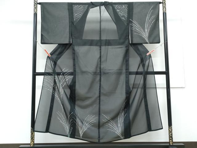 ■■■　サイズ　■■■ 身丈 150cm（肩から） 裄丈 65cm 袖丈 47cm　縫込み 3cm 袖幅 33cm 前幅 24cm 後幅 29cm 着物縫いこみ 内揚げ 5cm 裄 お袖側 約4cm　身頃側 約1cm ■■■　商品詳細　■■■ 【化繊】 状態は接写画像のように左袖後に薄い汚れがございますが その他特に目立ったシミ汚れなどもなく大変良い状態です。 お安く出品致しますので、是非この機会にいかがでしょうか？※ご自身で洗濯された場合の保証はできかねます。 専門店にご相談ください。 ■■■　注意事項　■■■ ■モニター発色の具合により色合いが異なる場合がございます。 ■寸法は多少の誤差が生じる場合がございますのでご了承ください。 ■縫込みの長さが左右非対称の場合は短い部分を記載しております。 左右非対称であってもご返品・お値引き等の保証は出来かねますので、ご了承の上ご購入をお願い致します。 ■シミ等のチェックには注意を払っておりますが、見落としがある場合もございますし、個人の見解も様々ですので神経質な方のご購入はお控えください。 ■箪笥に入っておりました着物や帯なので畳みシワや匂いがあるものもございます。 ■お休みは基本的に土日祝となりますが、その他臨時でお休みする場合がございますのでご了承ください。 ■商品の発送は平日のみの発送となります。 ■夜間と土曜、日曜日はお問い合わせの回答が遅れる場合がございます。 ■当店では、お直し、紋入れ、お手入れ等は承っておりません。 ■生地の状態（ヤケ、経年劣化等）によってはサイズ直しが出来ない場合がございます。 その点もどうかご了承のうえ、ご購入をお願いいたします。 ■弊社で取り扱う商品は一点ものにつき、時期や在庫状況に応じて金額が変更となる場合がございます。 ■検針は行っておりません。予めご了承いただきますようお願いいたします。 ■【洗える着物】と記載のある商品におきましては、商品お届け後に洗濯を行ってしまってからのご返品にはご対応しかねます。 念の為、専門店でのお手入れをお願いいたします。 ■写真に写っている物が全てになります。それ以外の付属品はございませんのでご了承ください。 ■状態に関する写真につきましては、掲載可能な写真枚数に限りがあるため、各箇所につき1枚参考画像を掲載しております。 ■着物のサイズ目安は下記を参考ください↓ ＜女性着物＞　お端折り次第で＋5cm　−1cmが着用可能サイズ 　例）身丈170cmの場合、身長160cm〜175cm ＜男性着物＞　身丈＋約25cm〜27cm程が適応身長 　例）身丈155cmの場合、身長180〜182cm