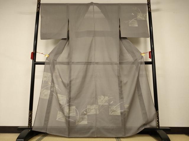 ■■■　サイズ　■■■ 身丈 163cm（肩から） 裄丈 66.5cm 袖丈 49.5cm　縫込み 8.5cm 袖幅 34cm 前幅 26cm 後幅 30.5cm 着物縫いこみ 内揚げ 5.5cm 裄 お袖側 約1cm　身頃側 約1cm ■■■　商品詳細　■■■ 【正絹】 状態は接写画像のように衿山・袖口に薄い汚れがございますが その他特に目立ったシミ汚れなどもなく大変良い状態です。 大変上質な逸品になります。 お安く出品致しますので、是非この機会にいかがでしょうか？ ■■■　注意事項　■■■ ■モニター発色の具合により色合いが異なる場合がございます。 ■寸法は多少の誤差が生じる場合がございますのでご了承ください。 ■縫込みの長さが左右非対称の場合は短い部分を記載しております。 左右非対称であってもご返品・お値引き等の保証は出来かねますので、ご了承の上ご購入をお願い致します。 ■シミ等のチェックには注意を払っておりますが、見落としがある場合もございますし、個人の見解も様々ですので神経質な方のご購入はお控えください。 ■箪笥に入っておりました着物や帯なので畳みシワや匂いがあるものもございます。 ■お休みは基本的に土日祝となりますが、その他臨時でお休みする場合がございますのでご了承ください。 ■商品の発送は平日のみの発送となります。 ■夜間と土曜、日曜日はお問い合わせの回答が遅れる場合がございます。 ■当店では、お直し、紋入れ、お手入れ等は承っておりません。 ■生地の状態（ヤケ、経年劣化等）によってはサイズ直しが出来ない場合がございます。 その点もどうかご了承のうえ、ご購入をお願いいたします。 ■弊社で取り扱う商品は一点ものにつき、時期や在庫状況に応じて金額が変更となる場合がございます。 ■検針は行っておりません。予めご了承いただきますようお願いいたします。 ■【洗える着物】と記載のある商品におきましては、商品お届け後に洗濯を行ってしまってからのご返品にはご対応しかねます。 念の為、専門店でのお手入れをお願いいたします。 ■着物のサイズ目安は下記を参考ください↓ ＜女性着物＞　お端折り次第で＋5?　−10?が着用可能サイズ 　例）身丈170?の場合、身長160?〜175? ＜男性着物＞　身丈＋約25?〜27?程が適応身長 　例）身丈155?の場合、身長180〜182?