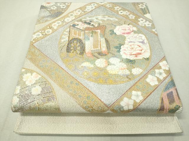 ■■■　サイズ　■■■ 長さ 442cm 幅 30.5cm程 ■■■　商品詳細　■■■ 【正絹・芯なし】 状態は締めてはおりますが 特に目立ったシミ汚れなどもなく大変良い状態です。 大変上質な逸品になります。 お安く出品致しますので、是非この機会にいかがでしょうか？ ※若干着用シワがございます。 ■■■　注意事項　■■■ ■モニター発色の具合により色合いが異なる場合がございます。 ■寸法は多少の誤差が生じる場合がございますのでご了承ください。 ■縫込みの長さが左右非対称の場合は短い部分を記載しております。 左右非対称であってもご返品・お値引き等の保証は出来かねますので、ご了承の上ご購入をお願い致します。 ■シミ等のチェックには注意を払っておりますが、見落としがある場合もございますし、個人の見解も様々ですので神経質な方のご購入はお控えください。 ■箪笥に入っておりました着物や帯なので畳みシワや匂いがあるものもございます。 ■お休みは基本的に土日祝となりますが、その他臨時でお休みする場合がございますのでご了承ください。 ■商品の発送は平日のみの発送となります。 ■夜間と土曜、日曜日はお問い合わせの回答が遅れる場合がございます。 ■当店では、お直し、紋入れ、お手入れ等は承っておりません。 ■生地の状態（ヤケ、経年劣化等）によってはサイズ直しが出来ない場合がございます。 その点もどうかご了承のうえ、ご購入をお願いいたします。 ■弊社で取り扱う商品は一点ものにつき、時期や在庫状況に応じて金額が変更となる場合がございます。 ■検針は行っておりません。予めご了承いただきますようお願いいたします。 ■【洗える着物】と記載のある商品におきましては、商品お届け後に洗濯を行ってしまってからのご返品にはご対応しかねます。 念の為、専門店でのお手入れをお願いいたします。 ■着物のサイズ目安は下記を参考ください↓ ＜女性着物＞　お端折り次第で＋5cm　−1cmが着用可能サイズ 　例）身丈170cmの場合、身長160cm〜175cm ＜男性着物＞　身丈＋約25cm〜27cm程が適応身長 　例）身丈155cmの場合、身長180〜182cm