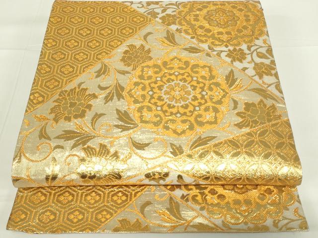■■■　サイズ　■■■ 長さ 428cm 幅 31cm程 ■■■　商品詳細　■■■ 【正絹・芯なし】 詳細に関しましては、画像をご確認ください。 大変上質な逸品になります。 お安く出品致しますので、是非この機会にいかがでしょうか？ ※汚れ等に関しましては、着用時には見えない部分になるかと思いますのであまり気にならずお召になれるかと思います。 ■■■　注意事項　■■■ ■モニター発色の具合により色合いが異なる場合がございます。 ■寸法は多少の誤差が生じる場合がございますのでご了承ください。 ■縫込みの長さが左右非対称の場合は短い部分を記載しております。 左右非対称であってもご返品・お値引き等の保証は出来かねますので、ご了承の上ご購入をお願い致します。 ■シミ等のチェックには注意を払っておりますが、見落としがある場合もございますし、個人の見解も様々ですので神経質な方のご購入はお控えください。 ■箪笥に入っておりました着物や帯なので畳みシワや匂いがあるものもございます。 ■お休みは基本的に土日祝となりますが、その他臨時でお休みする場合がございますのでご了承ください。 ■商品の発送は平日のみの発送となります。 ■夜間と土曜、日曜日はお問い合わせの回答が遅れる場合がございます。 ■当店では、お直し、紋入れ、お手入れ等は承っておりません。 ■生地の状態（ヤケ、経年劣化等）によってはサイズ直しが出来ない場合がございます。 その点もどうかご了承のうえ、ご購入をお願いいたします。 ■弊社で取り扱う商品は一点ものにつき、時期や在庫状況に応じて金額が変更となる場合がございます。 ■検針は行っておりません。予めご了承いただきますようお願いいたします。 ■【洗える着物】と記載のある商品におきましては、商品お届け後に洗濯を行ってしまってからのご返品にはご対応しかねます。 念の為、専門店でのお手入れをお願いいたします。 ■着物のサイズ目安は下記を参考ください↓ ＜女性着物＞　お端折り次第で＋5cm　−1cmが着用可能サイズ 　例）身丈170cmの場合、身長160cm〜175cm ＜男性着物＞　身丈＋約25cm〜27cm程が適応身長 　例）身丈155cmの場合、身長180〜182cm
