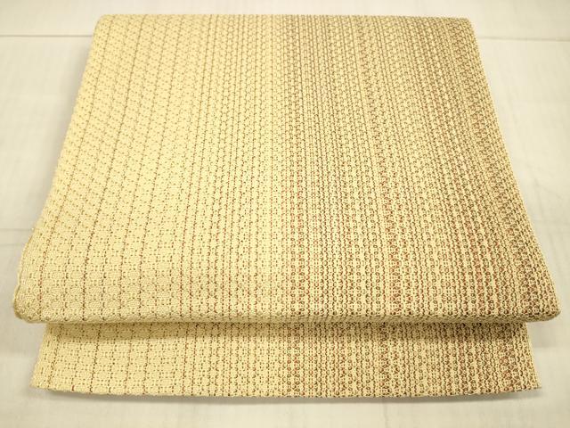 ■■■　サイズ　■■■ 長さ 359cm 幅 30cm程 ■■■　商品詳細　■■■ 【正絹】 状態は1.2回程しか締めておりませんが 接写画像のように胴回りに薄い汚れがございます。 その他特に目立ったシミ汚れなどもなく大変良い状態です。 大変上質な逸品になります。 お安く出品致しますので、是非この機会にいかがでしょうか？ ■■■　注意事項　■■■ ■モニター発色の具合により色合いが異なる場合がございます。 ■寸法は多少の誤差が生じる場合がございますのでご了承ください。 ■縫込みの長さが左右非対称の場合は短い部分を記載しております。 左右非対称であってもご返品・お値引き等の保証は出来かねますので、ご了承の上ご購入をお願い致します。 ■シミ等のチェックには注意を払っておりますが、見落としがある場合もございますし、個人の見解も様々ですので神経質な方のご購入はお控えください。 ■箪笥に入っておりました着物や帯なので畳みシワや匂いがあるものもございます。 ■お休みは基本的に土日祝となりますが、その他臨時でお休みする場合がございますのでご了承ください。 ■商品の発送は平日のみの発送となります。 ■夜間と土曜、日曜日はお問い合わせの回答が遅れる場合がございます。 ■当店では、お直し、紋入れ、お手入れ等は承っておりません。 ■生地の状態（ヤケ、経年劣化等）によってはサイズ直しが出来ない場合がございます。 その点もどうかご了承のうえ、ご購入をお願いいたします。 ■弊社で取り扱う商品は一点ものにつき、時期や在庫状況に応じて金額が変更となる場合がございます。 ■検針は行っておりません。予めご了承いただきますようお願いいたします。 ■【洗える着物】と記載のある商品におきましては、商品お届け後に洗濯を行ってしまってからのご返品にはご対応しかねます。 念の為、専門店でのお手入れをお願いいたします。 ■着物のサイズ目安は下記を参考ください↓ ＜女性着物＞　お端折り次第で＋5?　−10?が着用可能サイズ 　例）身丈170?の場合、身長160?〜175? ＜男性着物＞　身丈＋約25?〜27?程が適応身長 　例）身丈155?の場合、身長180〜182?
