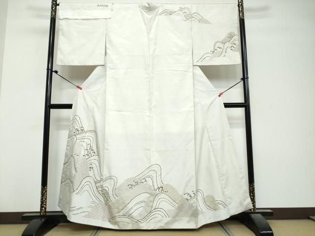 ■■■　サイズ　■■■ 身丈 158cm（肩から） 裄丈 68.5cm 袖丈 49.5cm　縫込み 9cm 袖幅 35cm 前幅 27cm 後幅 31cm 着物縫いこみ 内揚げ 5cm 裄 お袖側 約2cm　身頃側 約2cm ■■■　商品詳細　■■■ 【正絹】 状態は接写画像のように上前に薄い汚れがございますが その他特に目立ったシミ汚れなどもなく大変良い状態です。 長嶋成織物 (ながしませいおりもの)西陣織工業組合 証紙No114 雑誌・美しいキモノでも毎号おなじみの最高級ブランド。 「一流であること」「本物であること」を信念とする 長嶋成織物の熱意を十分に感じることのできる作品でございます。 大変上質な逸品になります。 お安く出品致しますので、是非この機会にいかがでしょうか？ ■■■　注意事項　■■■ ■モニター発色の具合により色合いが異なる場合がございます。 ■寸法は多少の誤差が生じる場合がございますのでご了承ください。 ■縫込みの長さが左右非対称の場合は短い部分を記載しております。 左右非対称であってもご返品・お値引き等の保証は出来かねますので、ご了承の上ご購入をお願い致します。 ■シミ等のチェックには注意を払っておりますが、見落としがある場合もございますし、個人の見解も様々ですので神経質な方のご購入はお控えください。 ■汚れやシミの種類につきましては、専門ではない為、正確な判別が難しく商品説明では種類を特定せず、汚れやシミと記載させております。 恐れ入りますが、ご了承くださいますようお願い申し上げます。 ■箪笥に入っておりました着物や帯なので畳みシワや匂いがあるものもございます。 ■お休みは基本的に土日祝となりますが、その他臨時でお休みする場合がございますのでご了承ください。 ■商品の発送は平日のみの発送となります。 ■夜間と土曜、日曜日はお問い合わせの回答が遅れる場合がございます。 ■当店では、お直し、紋入れ、お手入れ等は承っておりません。 ■生地の状態（ヤケ、経年劣化等）によってはサイズ直しが出来ない場合がございます。 その点もどうかご了承のうえ、ご購入をお願いいたします。 ■弊社で取り扱う商品は一点ものにつき、時期や在庫状況に応じて金額が変更となる場合がございます。 ■検針は行っておりません。予めご了承いただきますようお願いいたします。 ■【洗える着物】と記載のある商品におきましては、商品お届け後に洗濯を行ってしまってからのご返品にはご対応しかねます。 念の為、専門店でのお手入れをお願いいたします。 ■写真に写っている物が全てになります。それ以外の付属品はございませんのでご了承ください。 ■状態に関する写真につきましては、掲載可能な写真枚数に限りがあるため、各箇所につき1枚参考画像を掲載しております。 ■着物のサイズ目安は下記を参考ください↓ ＜女性着物＞　お端折り次第で＋5cm　−1cmが着用可能サイズ 　例）身丈170cmの場合、身長160cm〜175cm ＜男性着物＞　身丈＋約25cm〜27cm程が適応身長 　例）身丈155cmの場合、身長180〜182cm